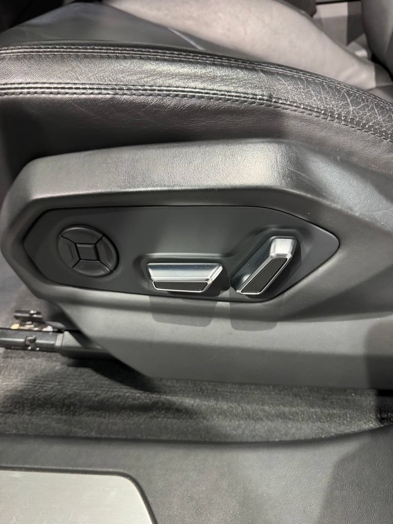 Used 2020 Lamborghini Urus AWD/4WD image 16