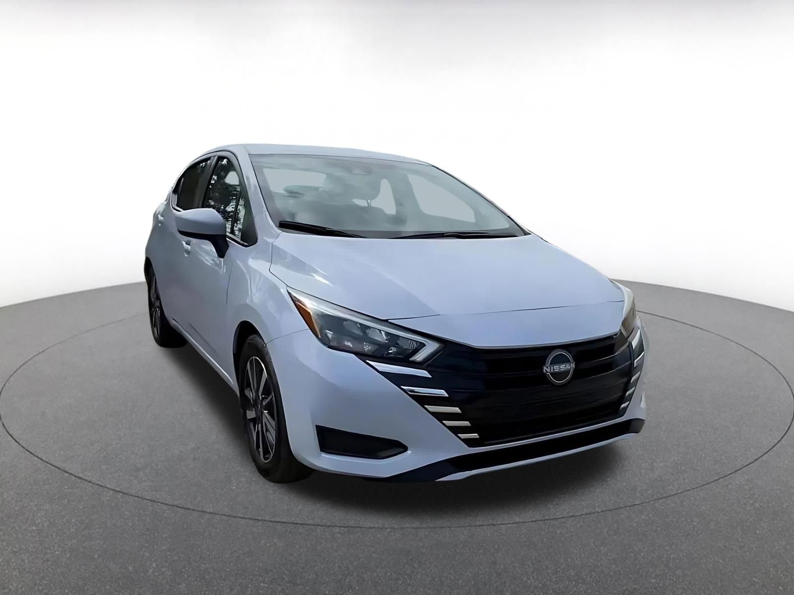 Used 2025 Nissan Versa SV image 3