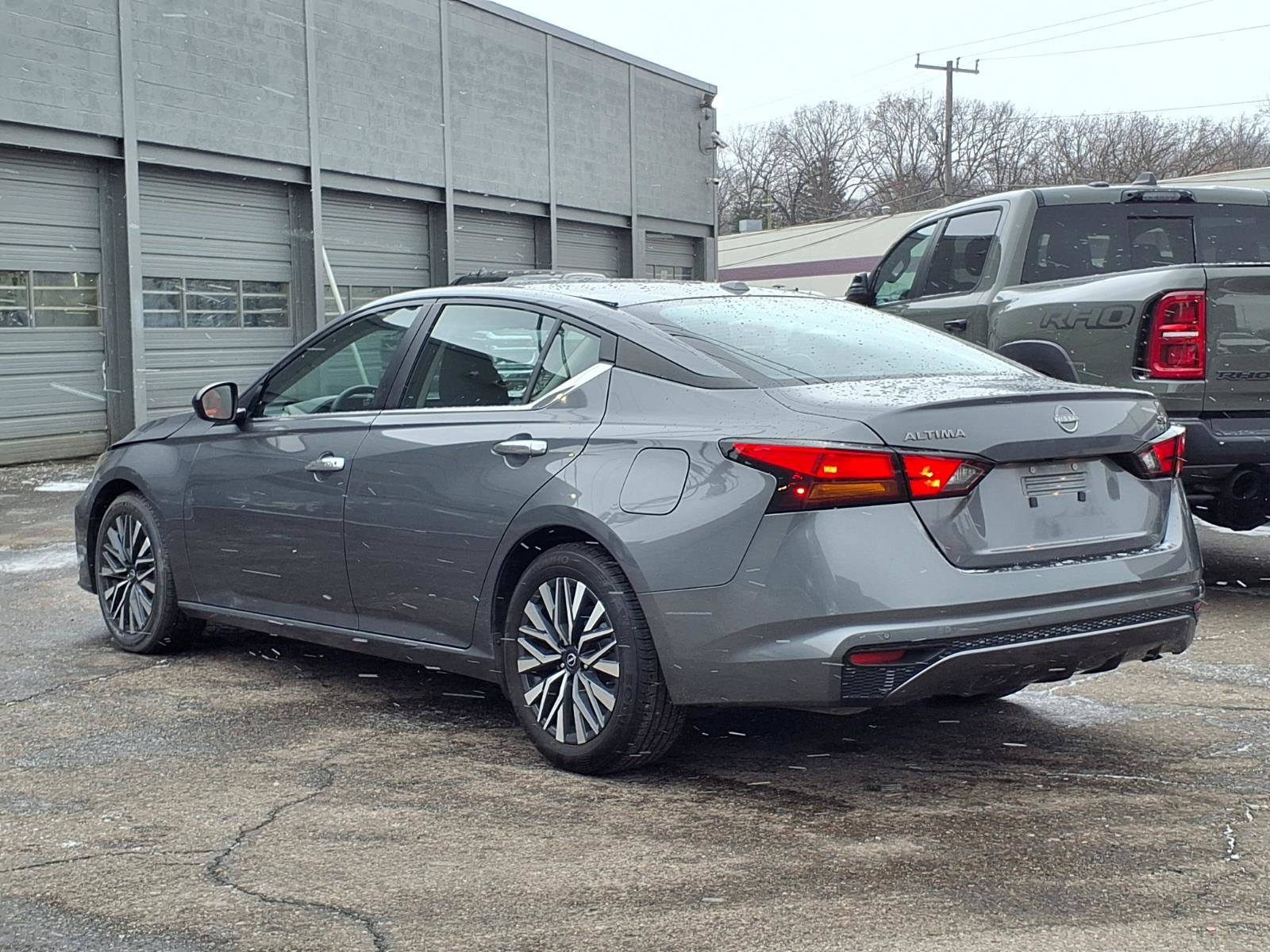 Used 2024 Nissan Altima 2.5 SV image 2