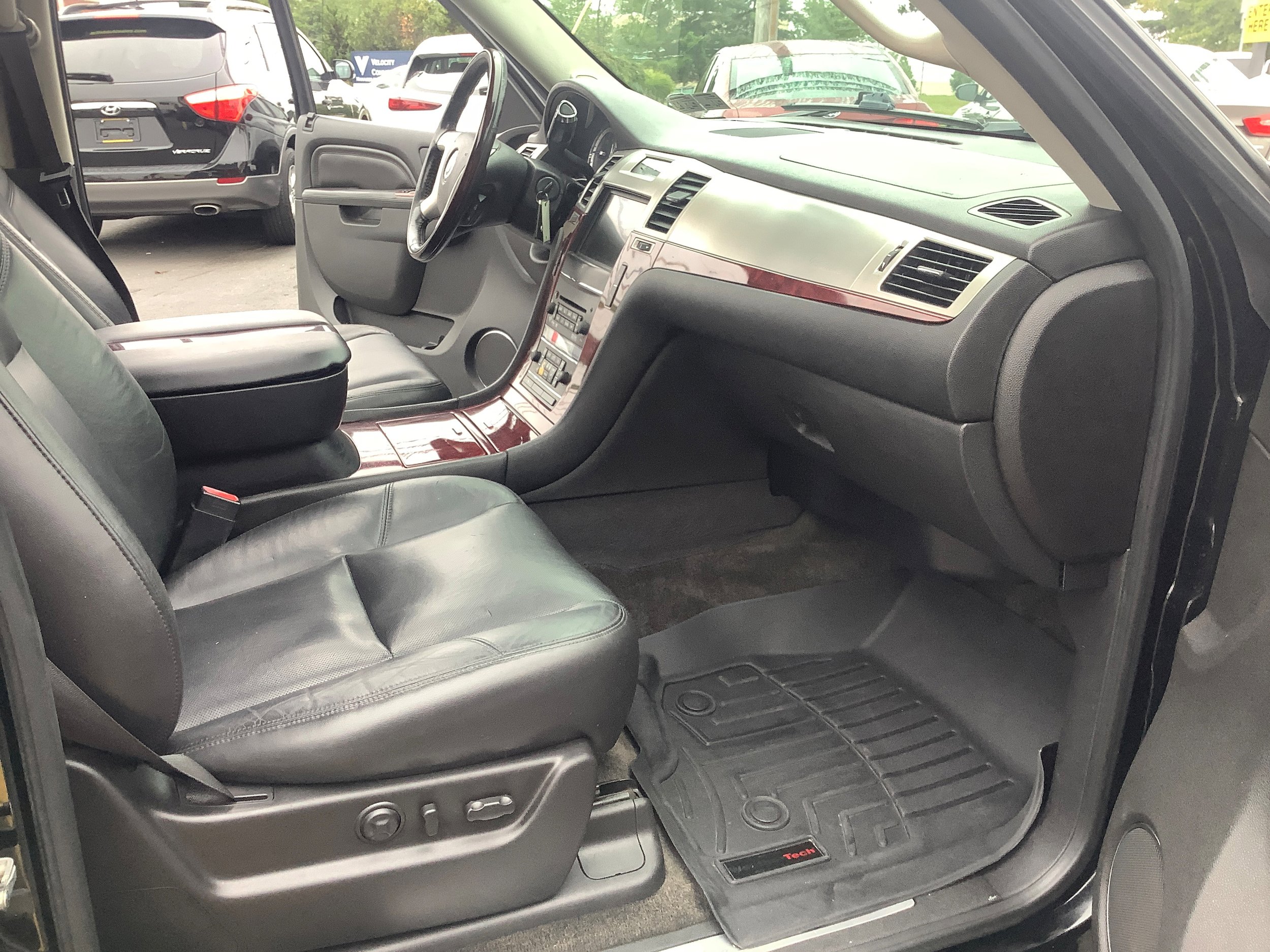 Used 2011 Cadillac Escalade Luxury AWD/4WD image 18