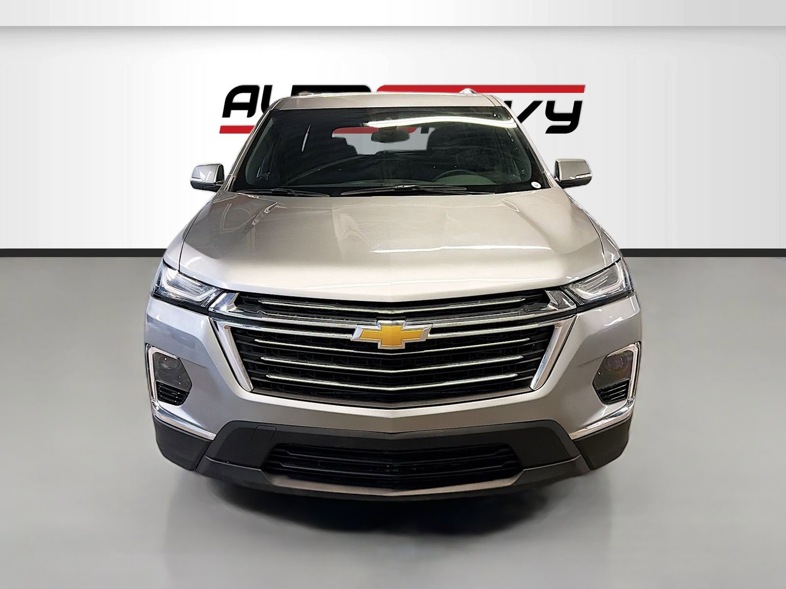 Used 2023 Chevrolet Traverse LT image 2