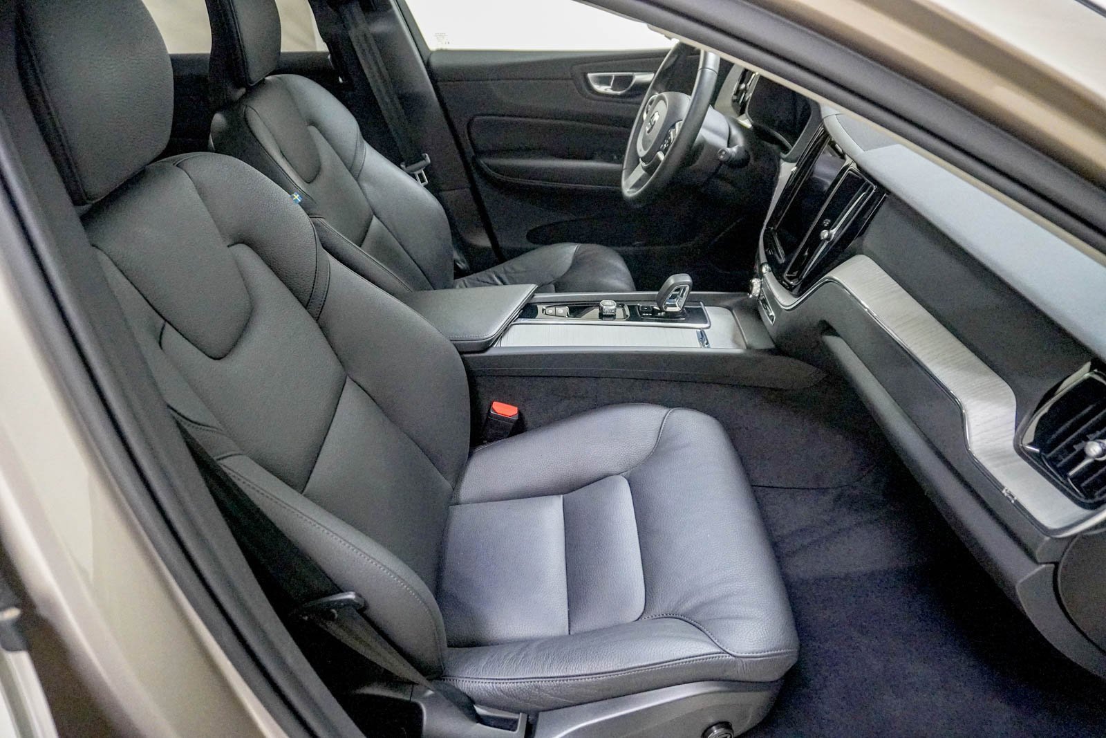 Used 2025 Volvo XC60 B5 Plus image 30