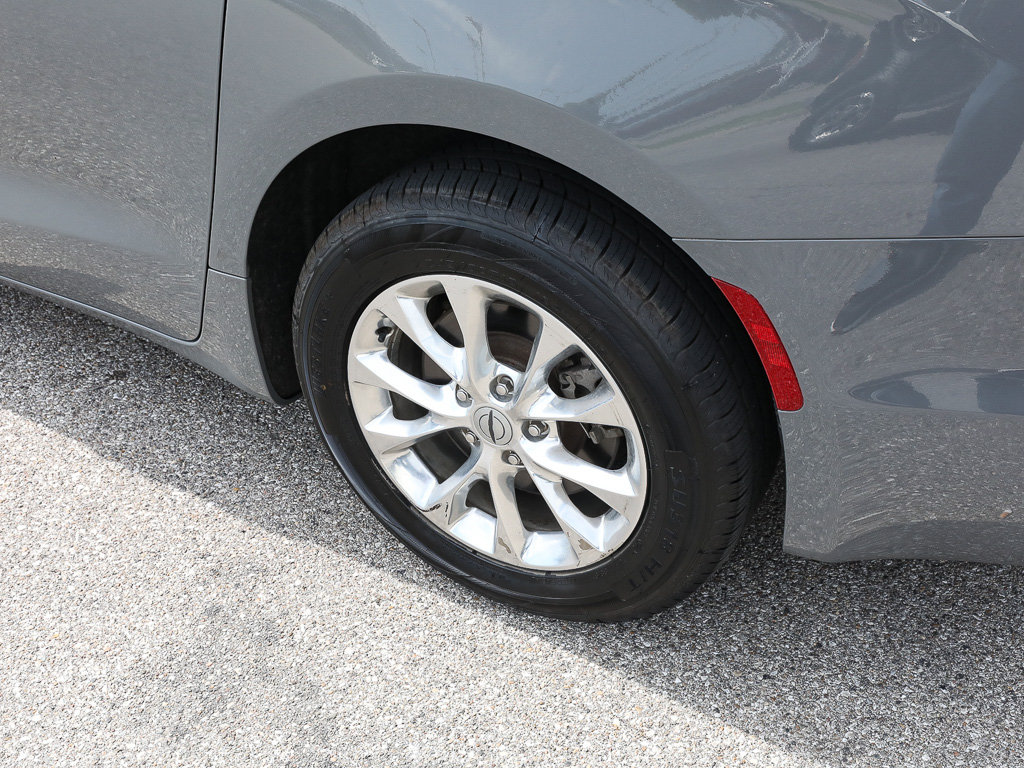 Used 2023 Chrysler Pacifica Touring-L AWD/4WD image 4
