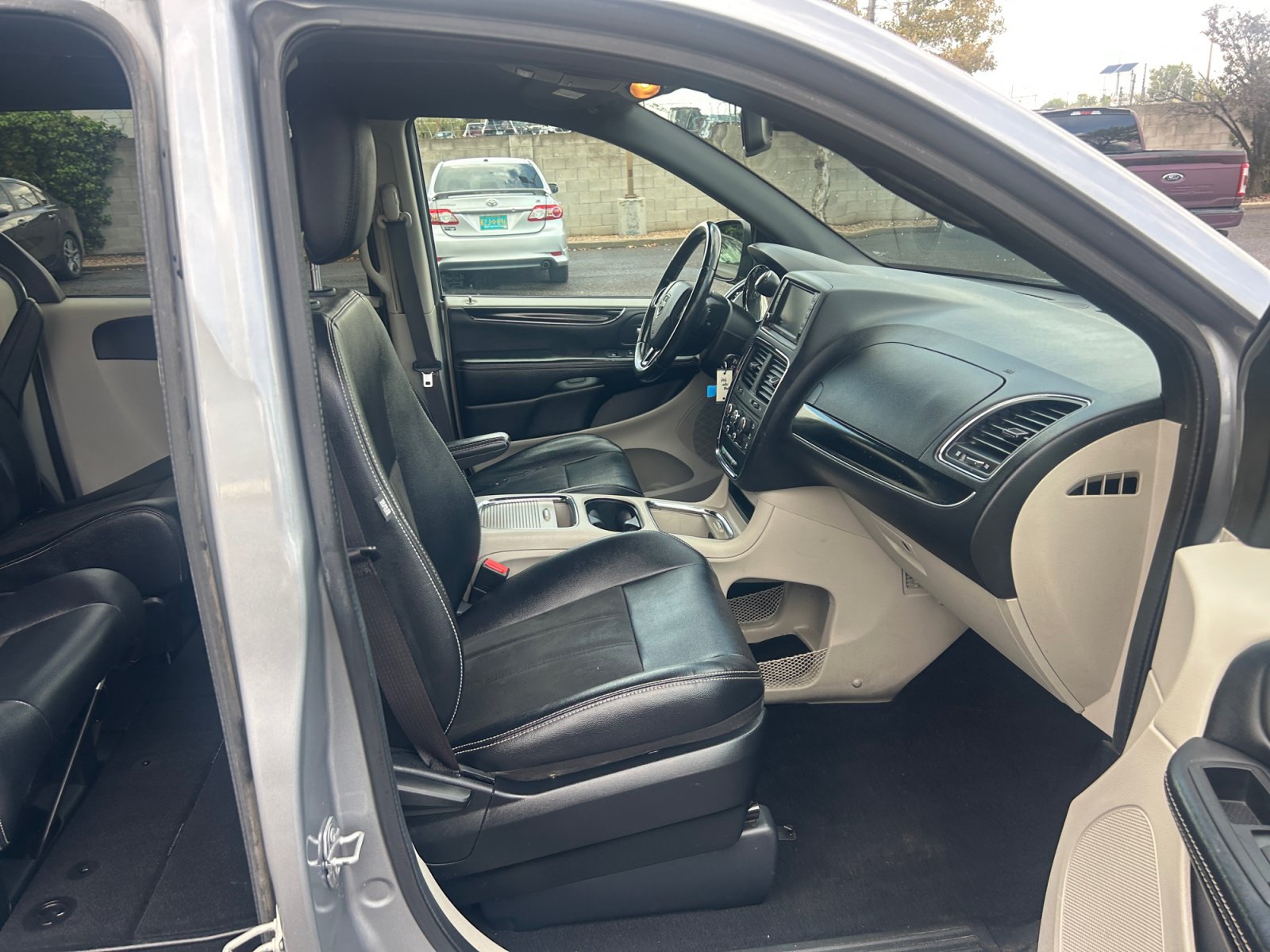 Used 2019 Dodge Grand Caravan SXT FWD image 19