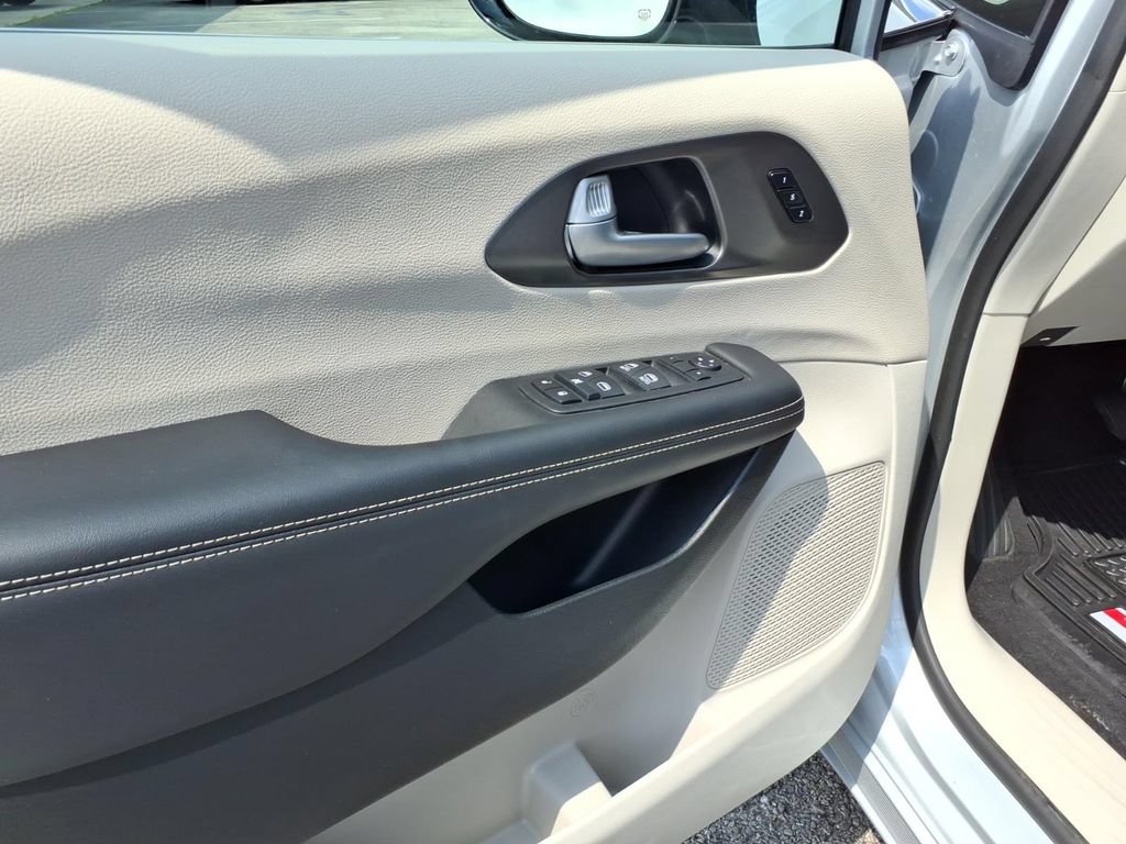 Used 2024 Chrysler Pacifica Touring-L FWD image 15