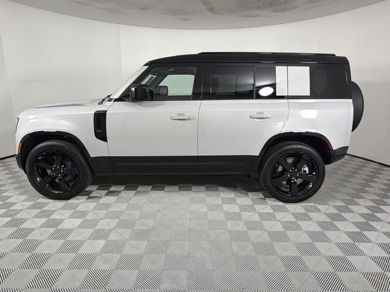 New 2026 Land Rover Defender 110 X-Dynamic SE image 2