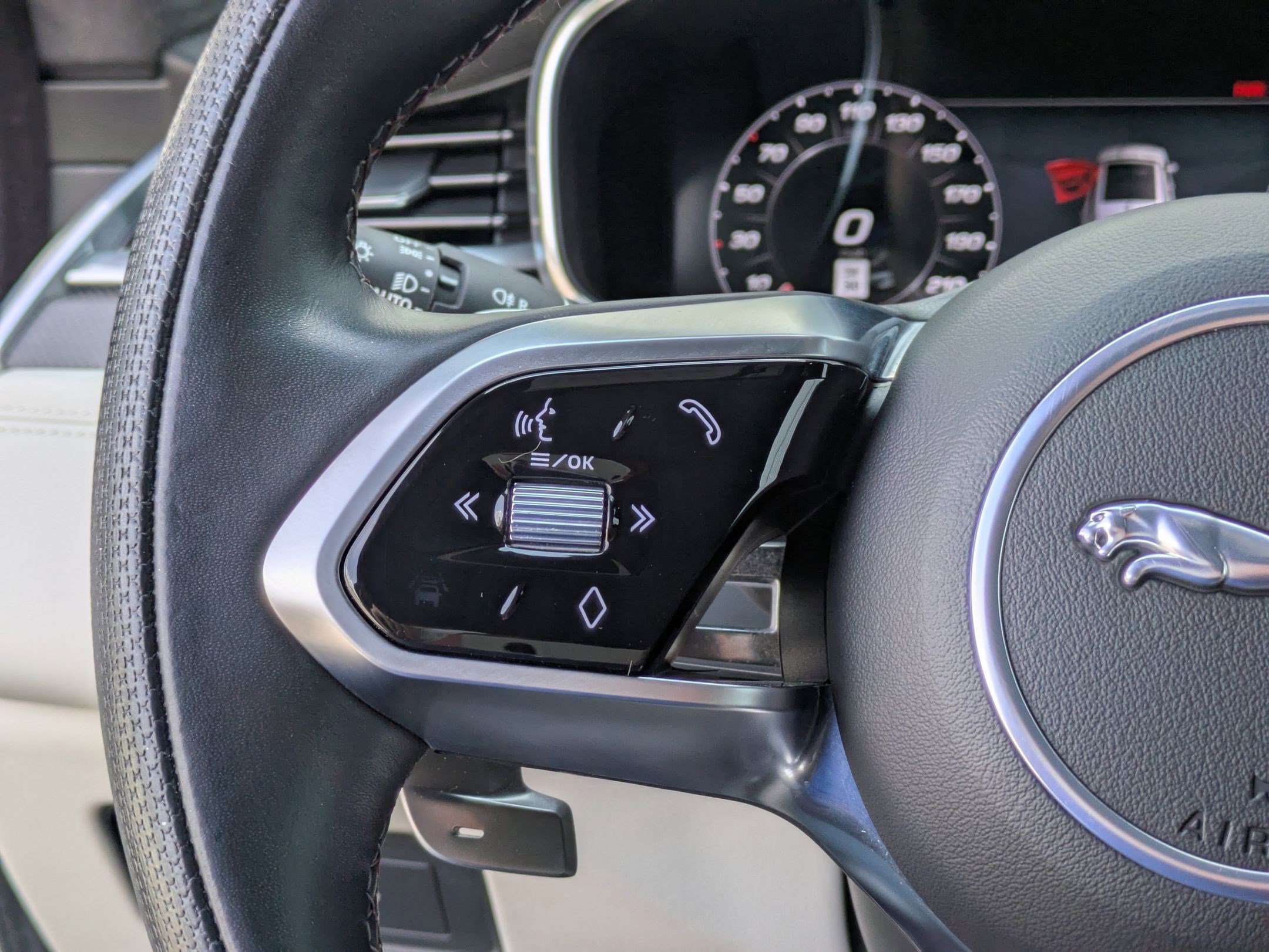 Used 2023 Jaguar F-PACE SVR image 19