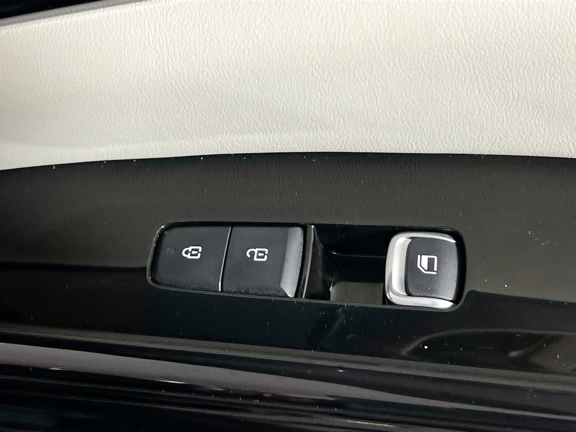 Used 2024 Kia Carnival EX image 32