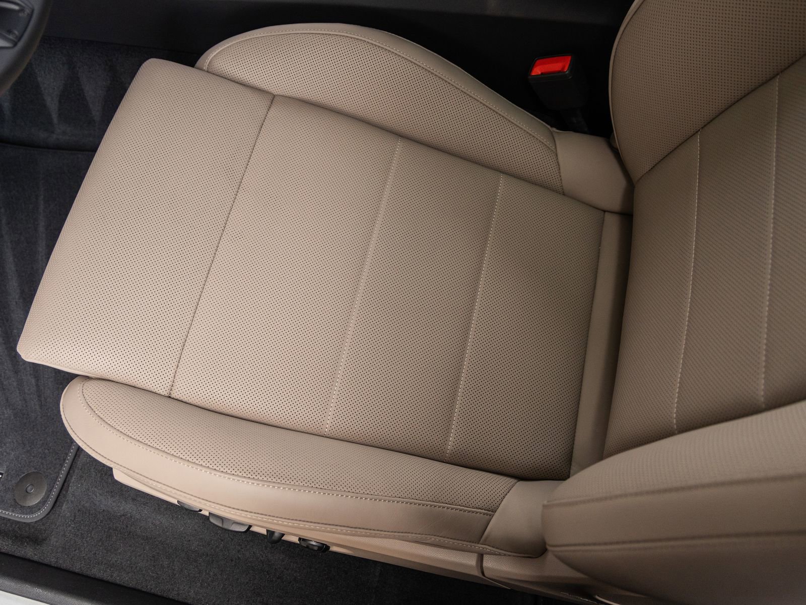 Certified 2025 Porsche Macan Electric image 24