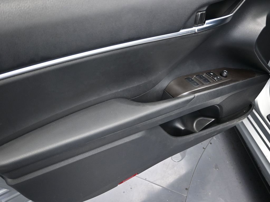 Used 2024 Toyota Camry SE image 11