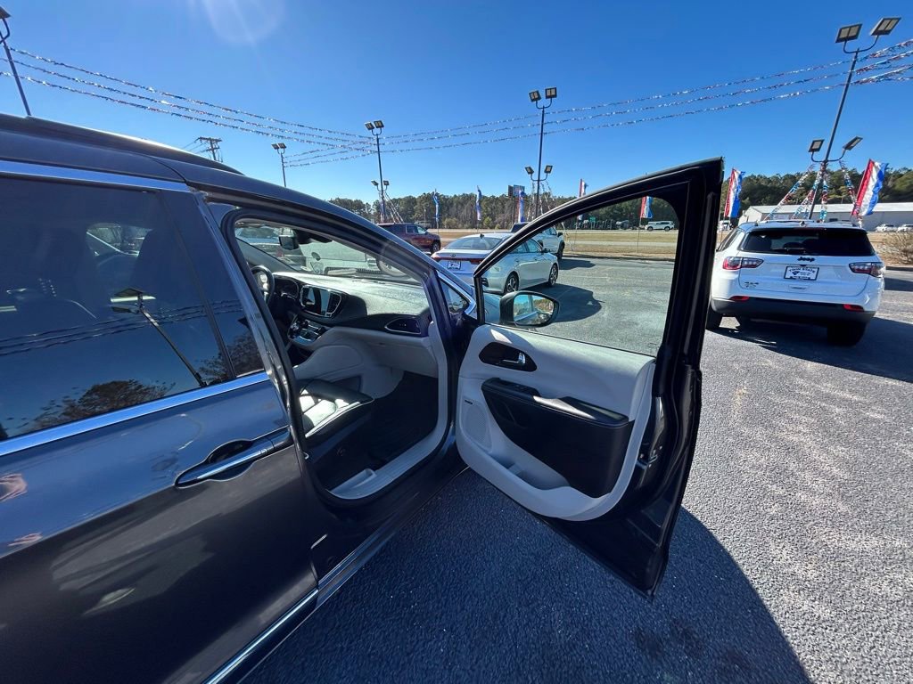 Used 2022 Chrysler Pacifica Limited w/ Uconnect Theater Family Group image 26