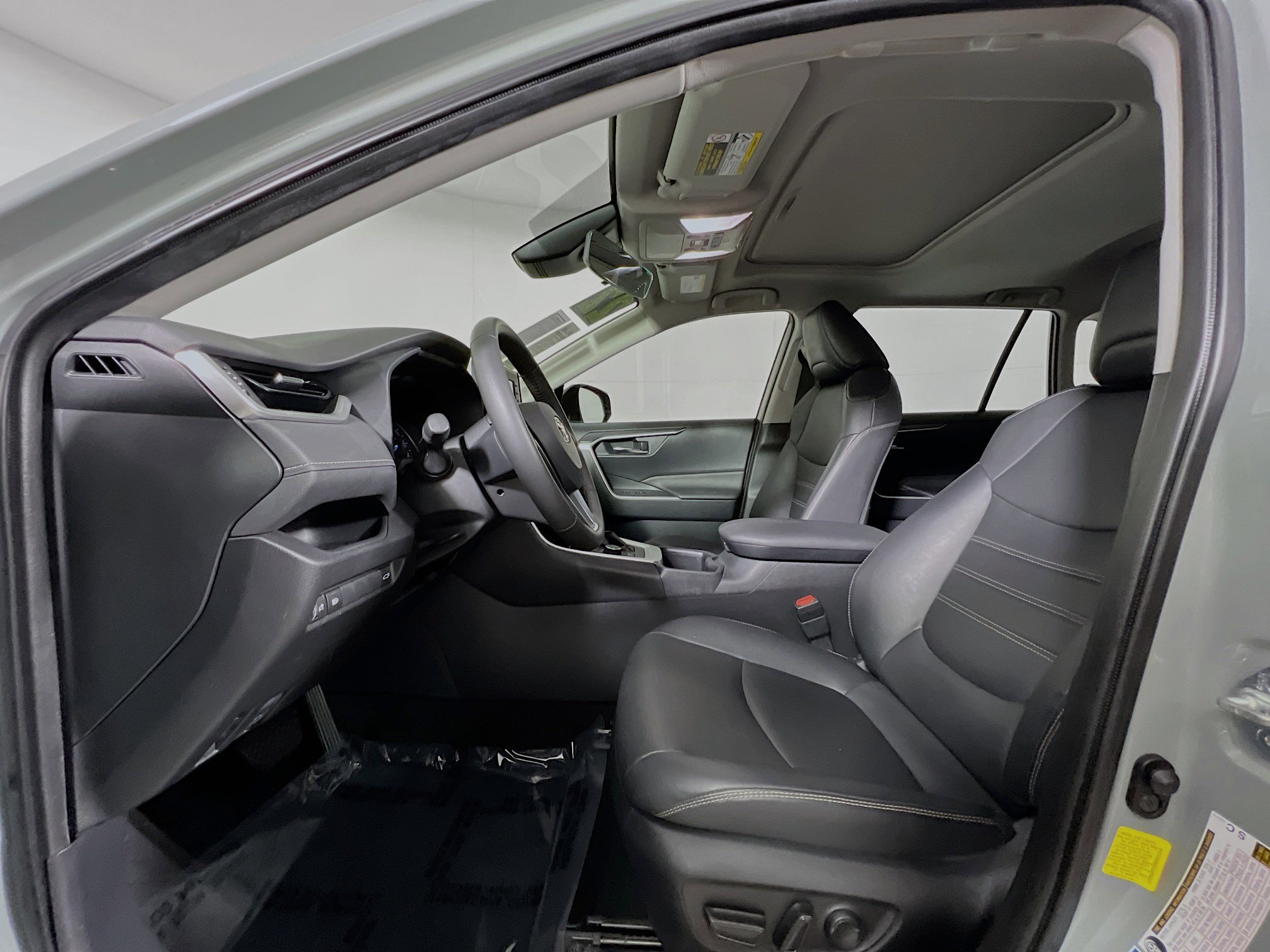 Used 2022 Toyota RAV4 XLE Premium image 15