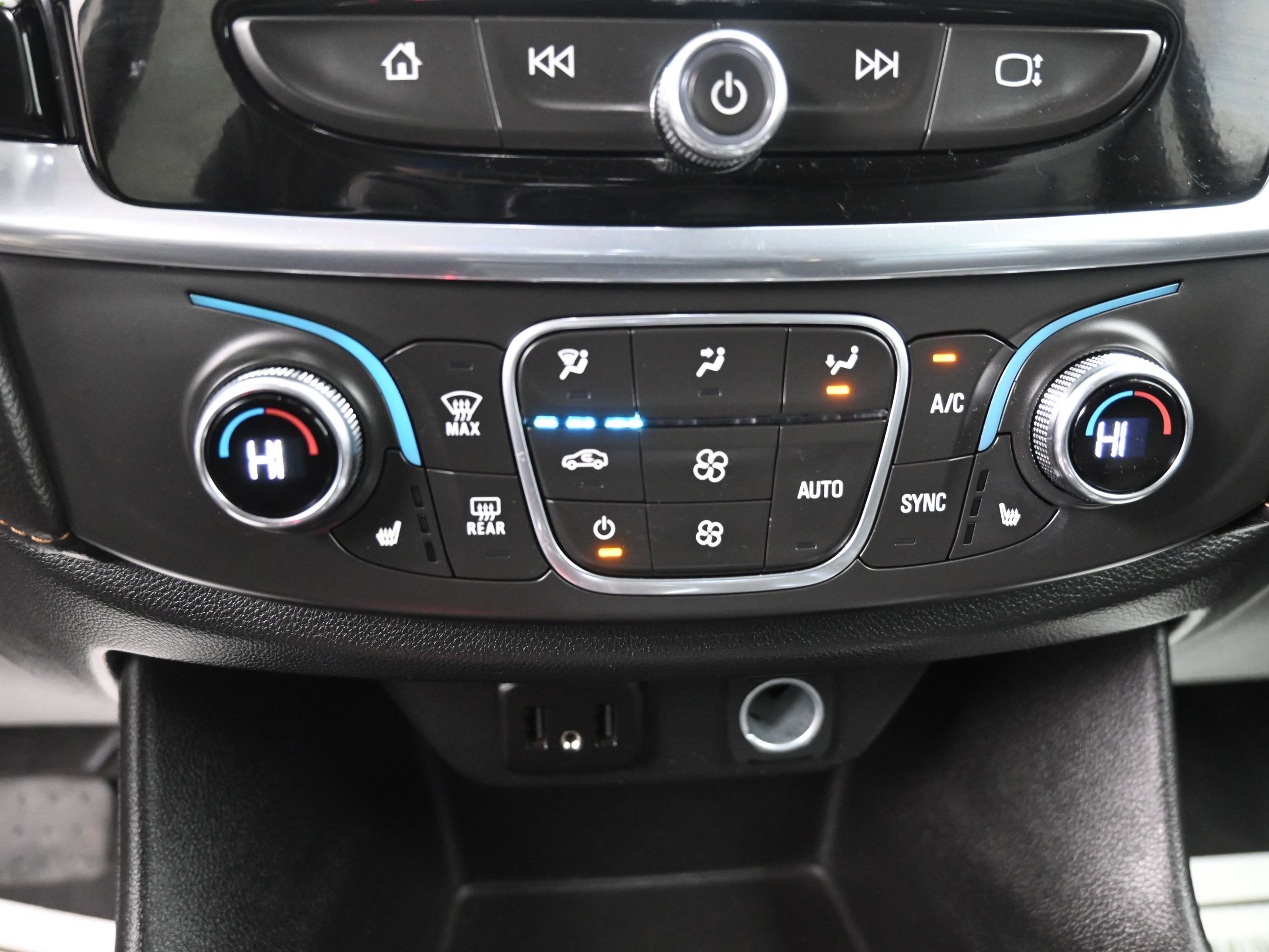 Used 2020 Chevrolet Traverse LT w/ Driver Confidence II Package image 21