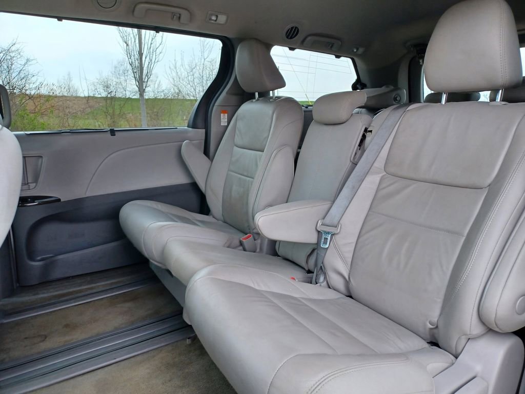 Used 2018 Toyota Sienna XLE FWD image 28