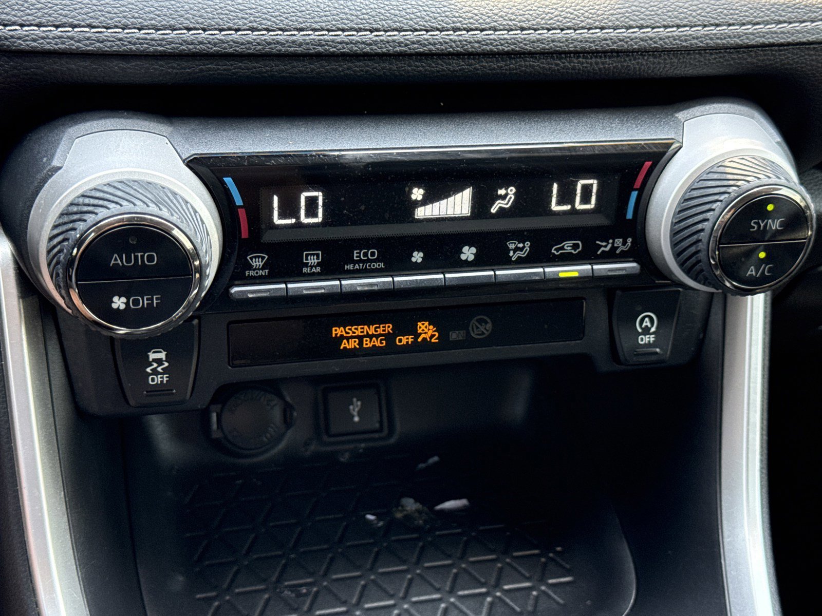 Used 2021 Toyota RAV4 XLE w/ Convenience Package FWD image 25