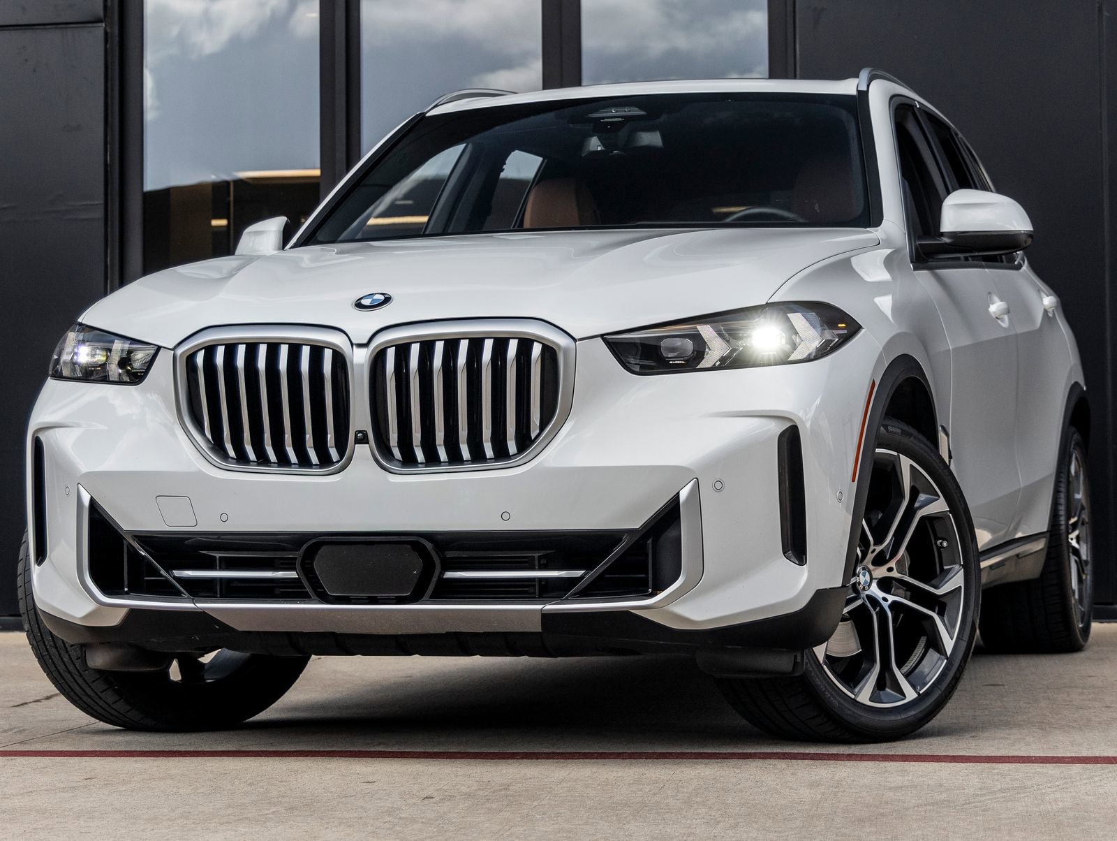 Used 2024 BMW X5 xDrive40i w/ Parking Assistance Package image 3