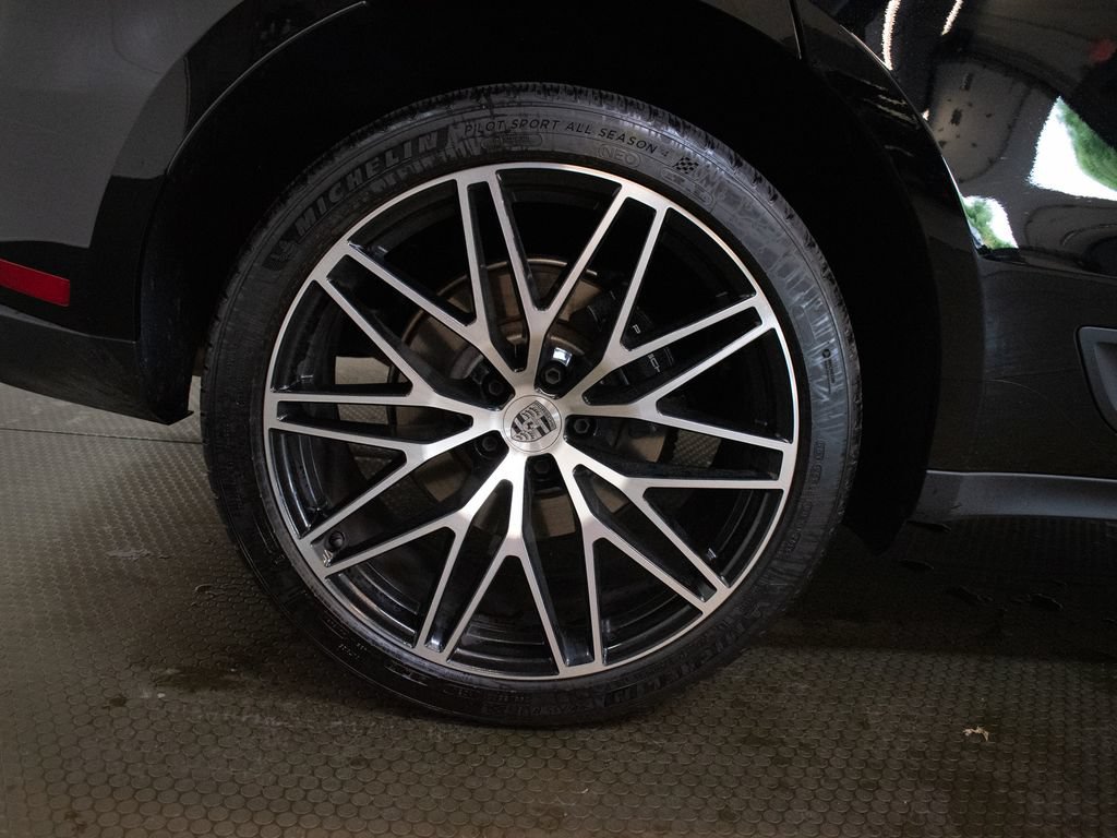 Certified 2026 Porsche Macan AWD/4WD image 16