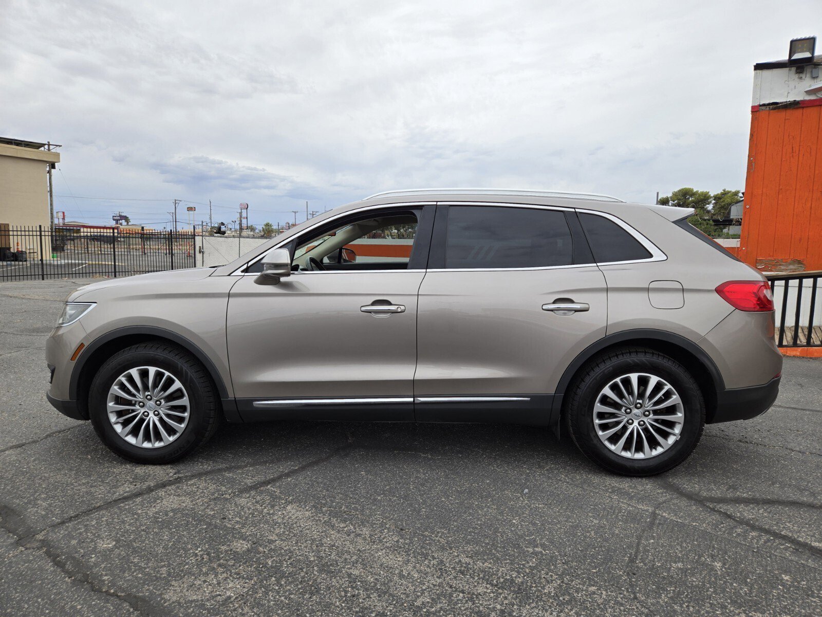 Used 2018 Lincoln MKX Select w/ Select Plus Package FWD image 2
