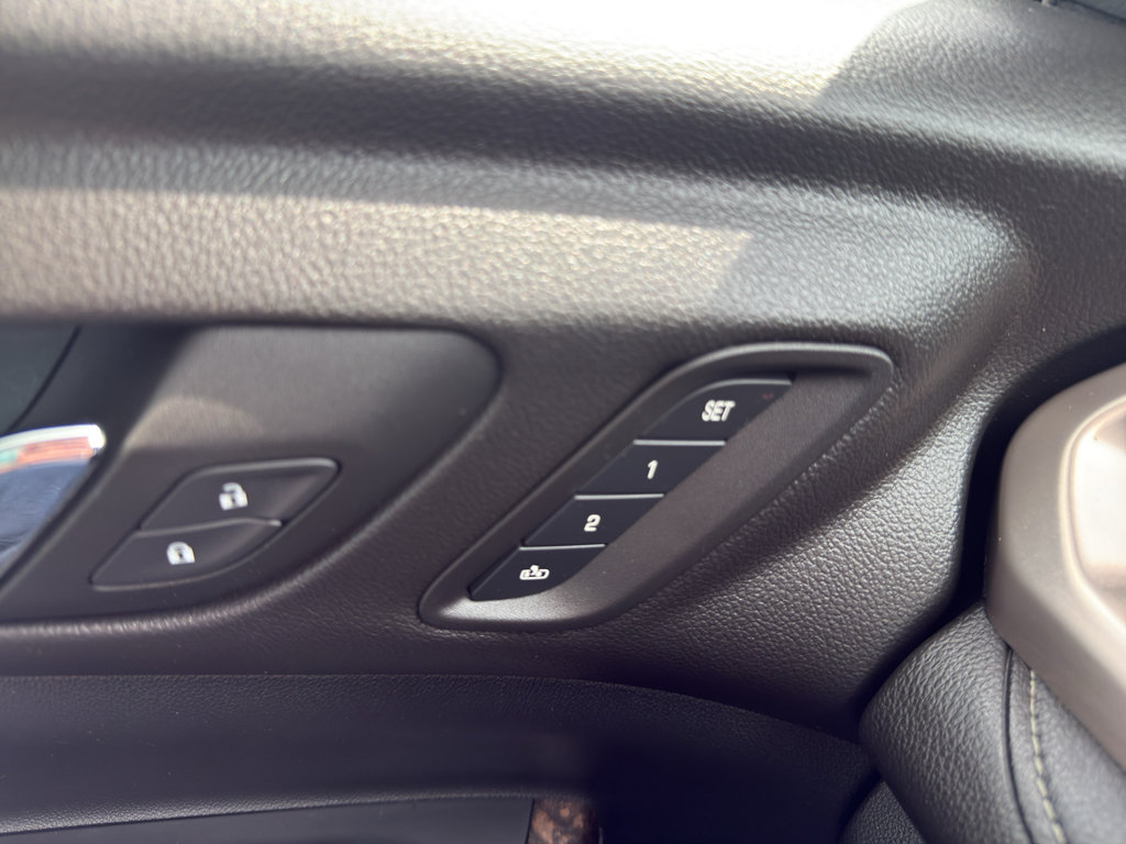 Used 2023 GMC Acadia Denali w/ Denali Technology Package FWD image 17