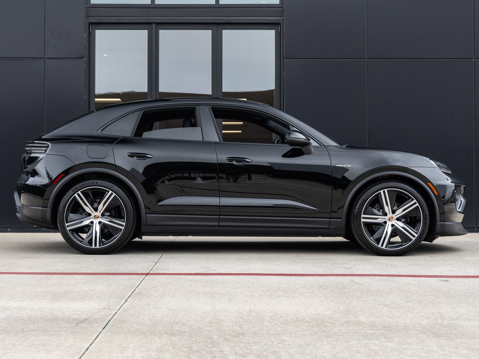 Certified 2025 Porsche Macan Electric RWD image 12
