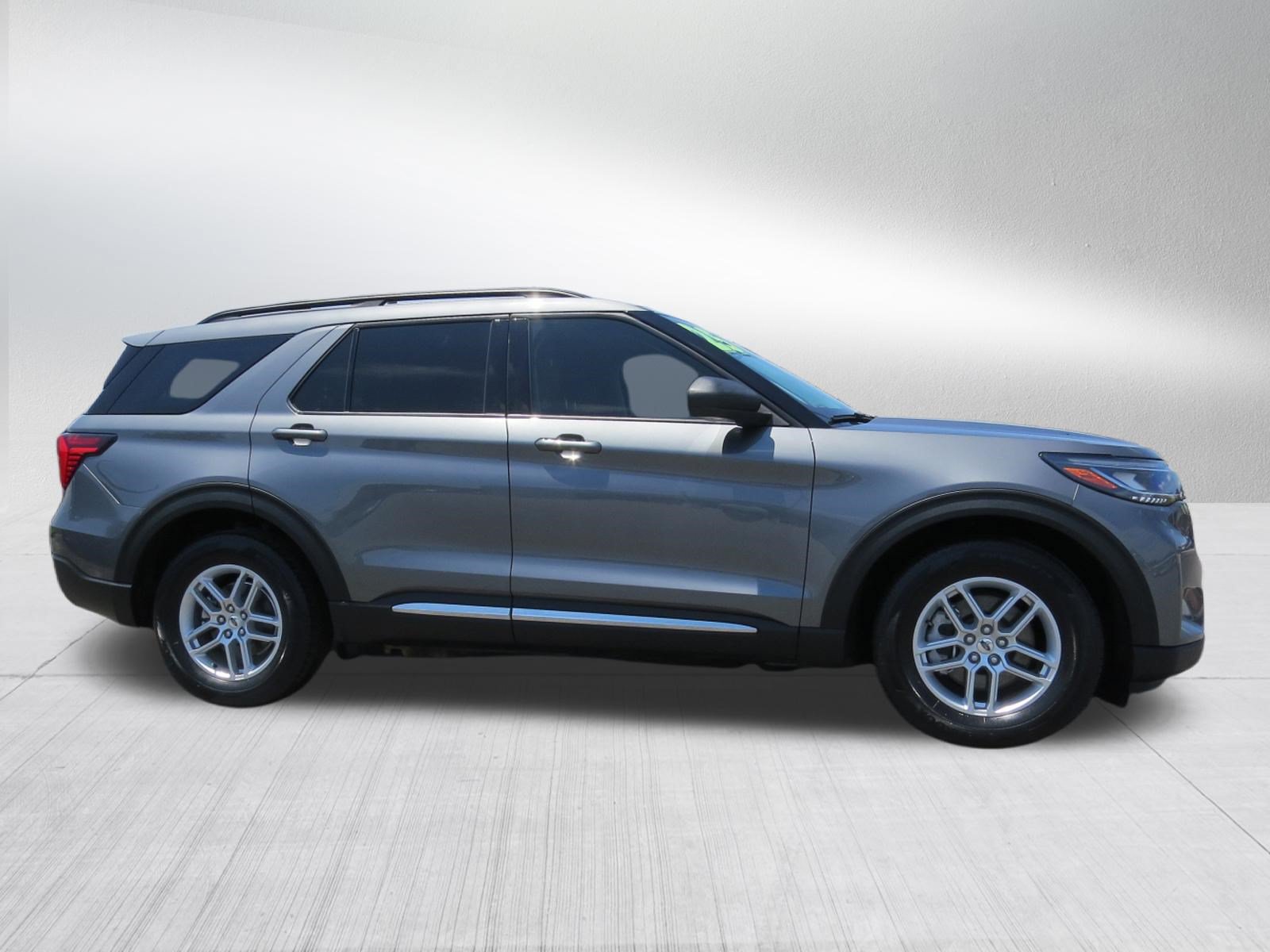 Used 2025 Ford Explorer Active RWD image 2