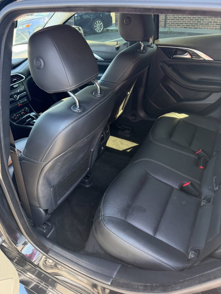 Used 2018 INFINITI QX30 FWD image 16