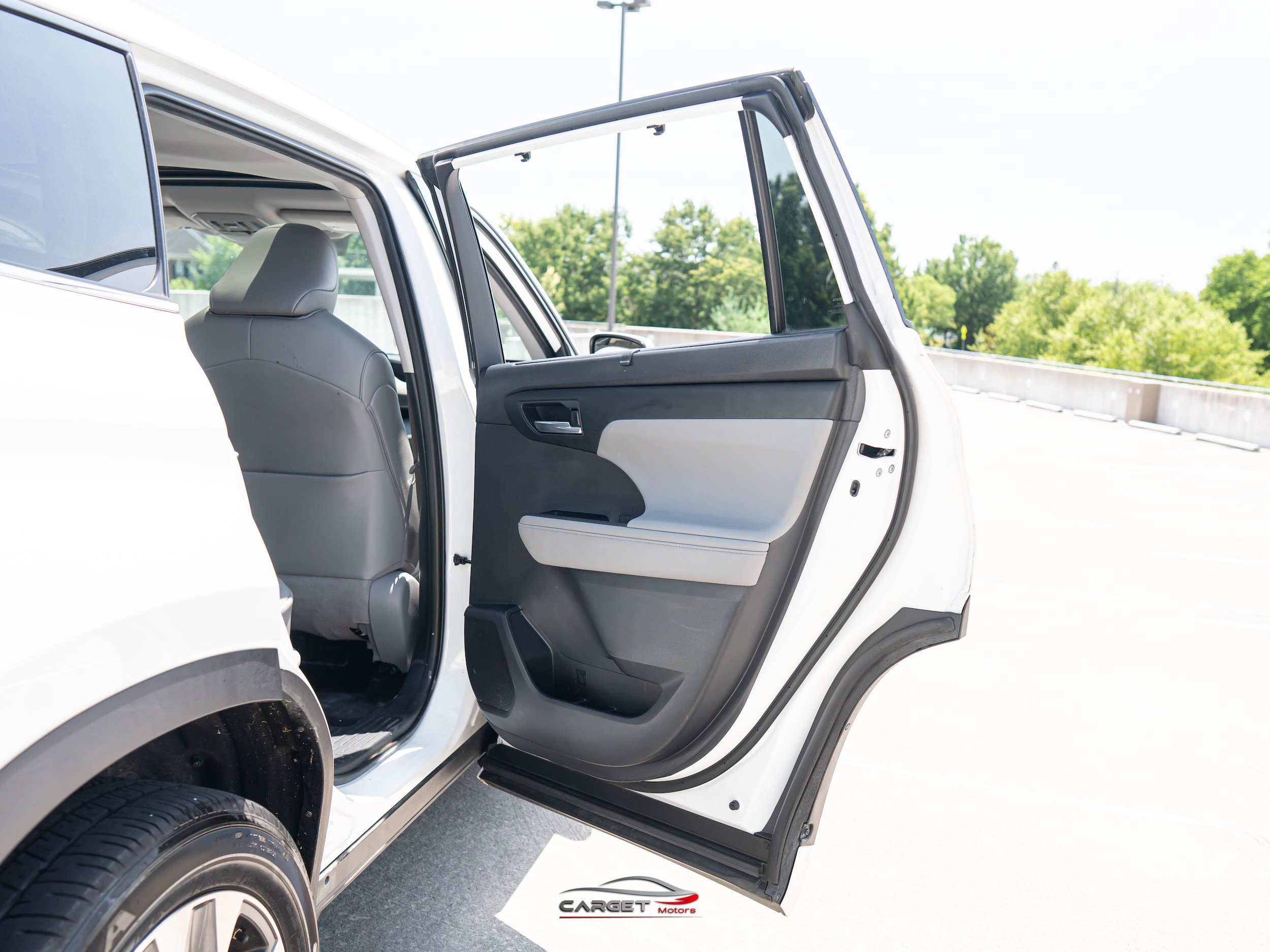 Used 2021 Toyota Highlander XLE AWD/4WD image 43