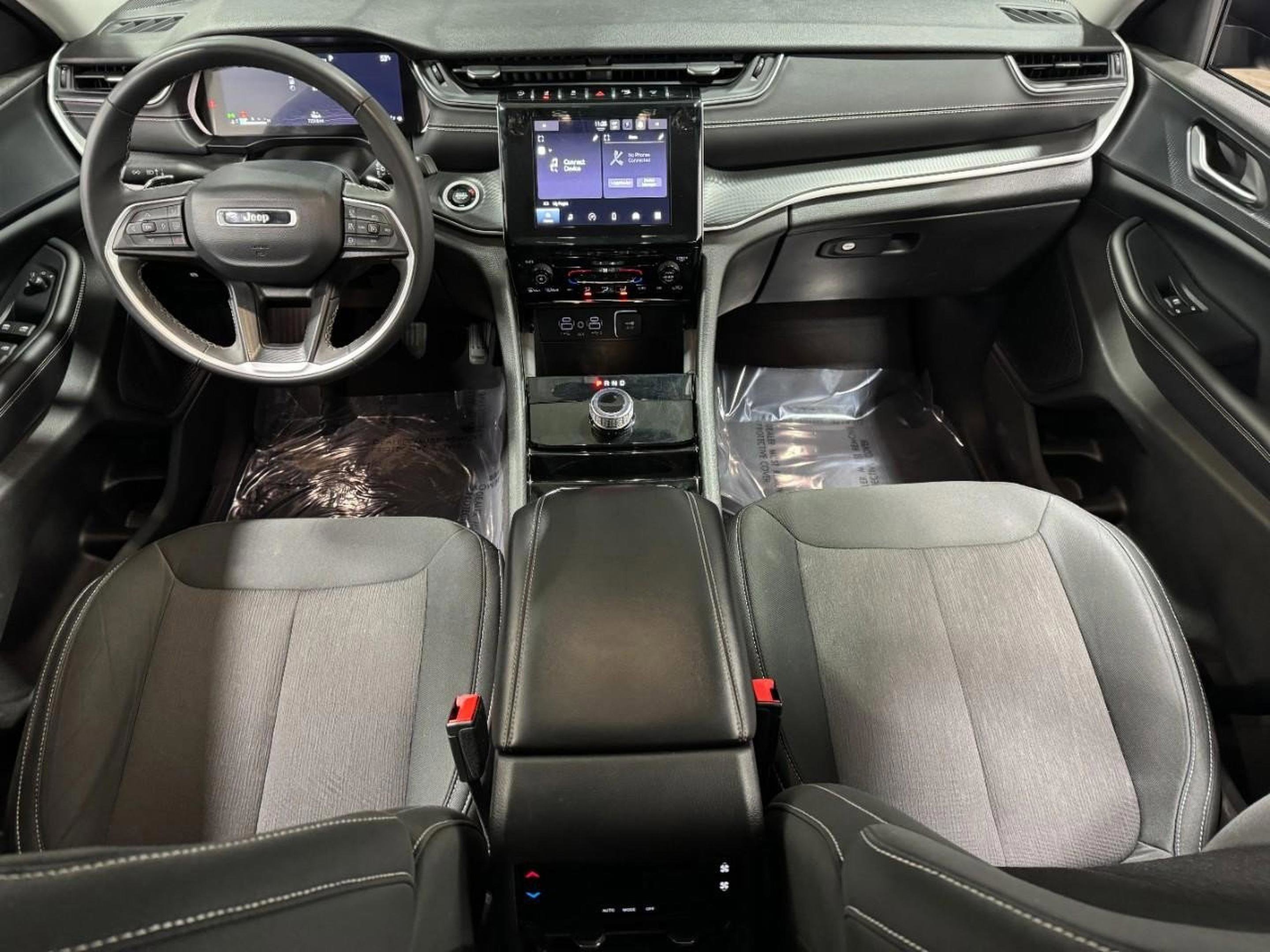 Used 2023 Jeep Grand Cherokee L Laredo image 14