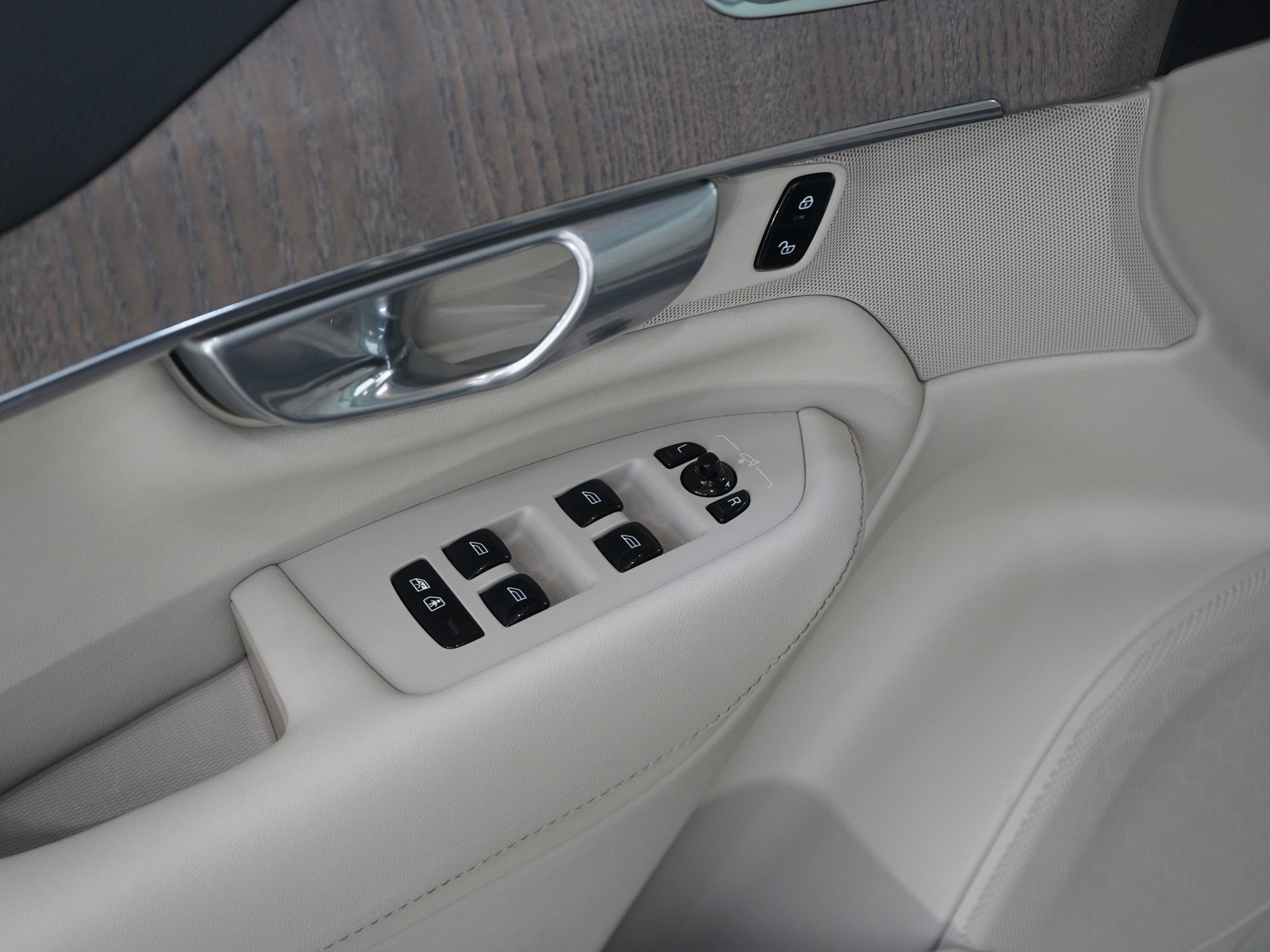 Used 2023 Volvo XC90 B6 Plus image 22