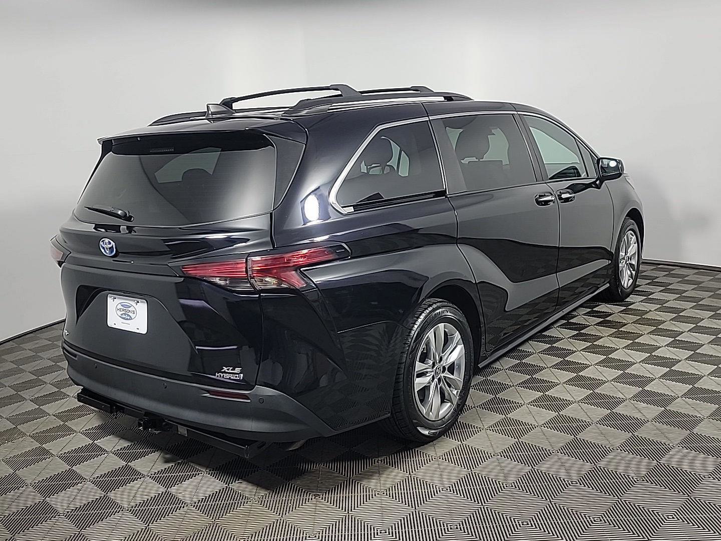 Used 2022 Toyota Sienna XLE w/ XLE Plus Package image 4