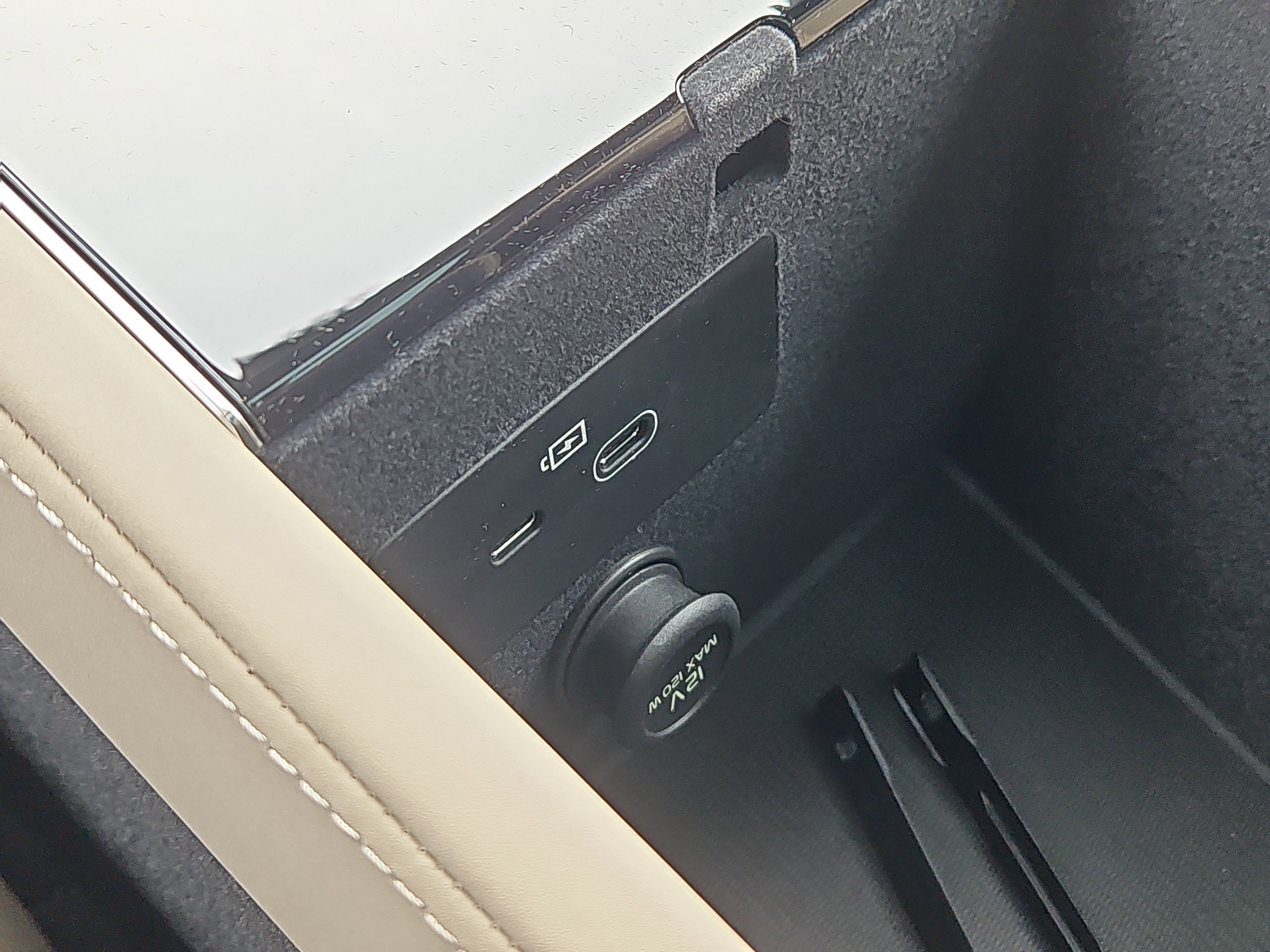 New 2026 Volvo XC90 B5 Plus w/ Protection Package Premier image 8