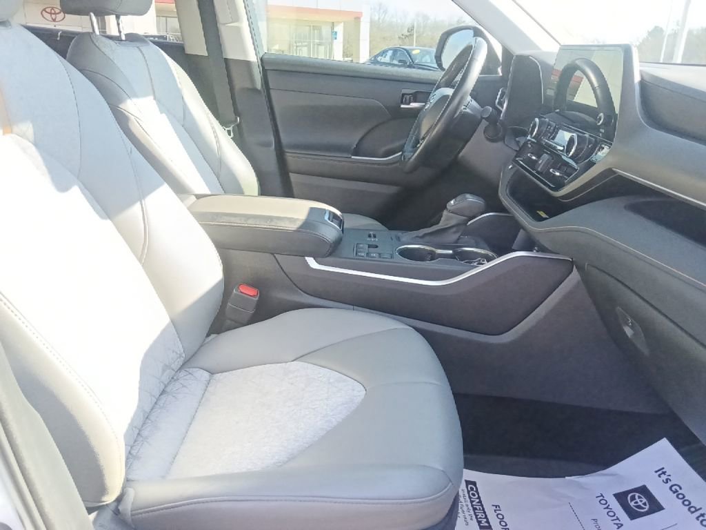 Used 2023 Toyota Highlander Bronze Edition image 33