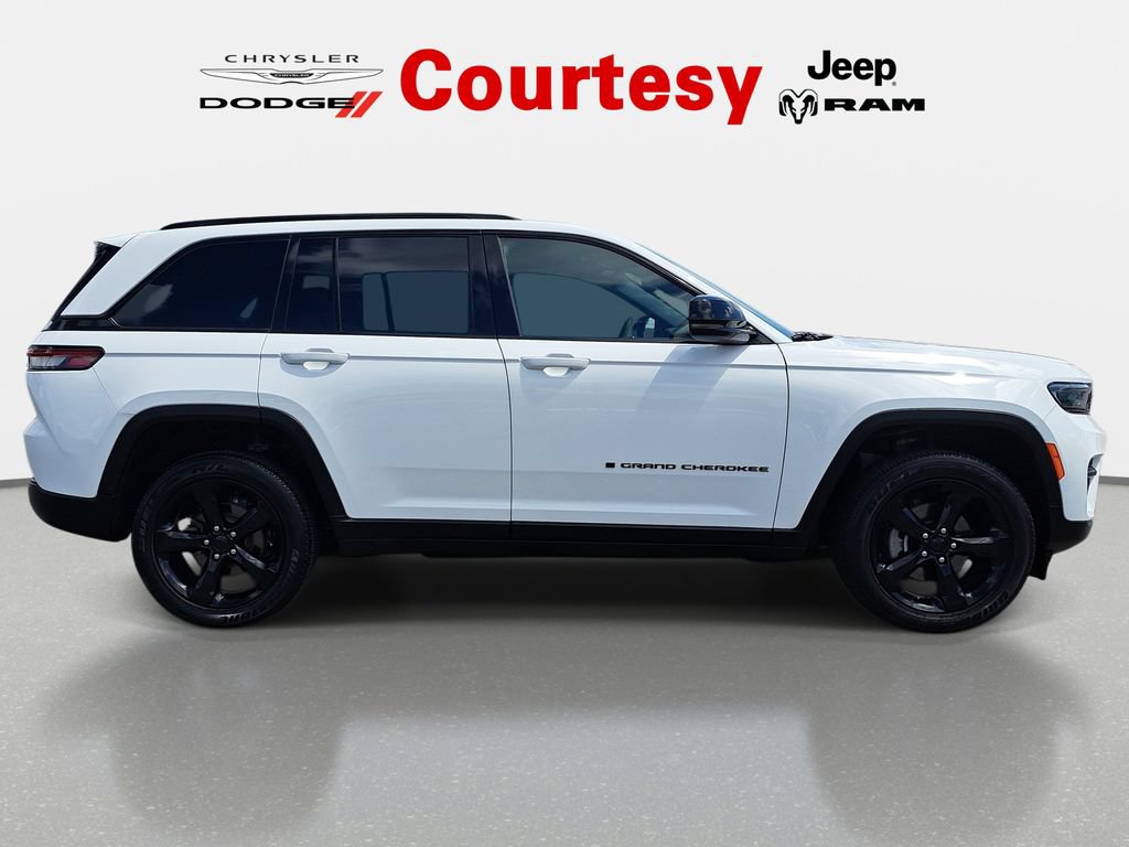 Certified 2024 Jeep Grand Cherokee Altitude AWD/4WD image 3