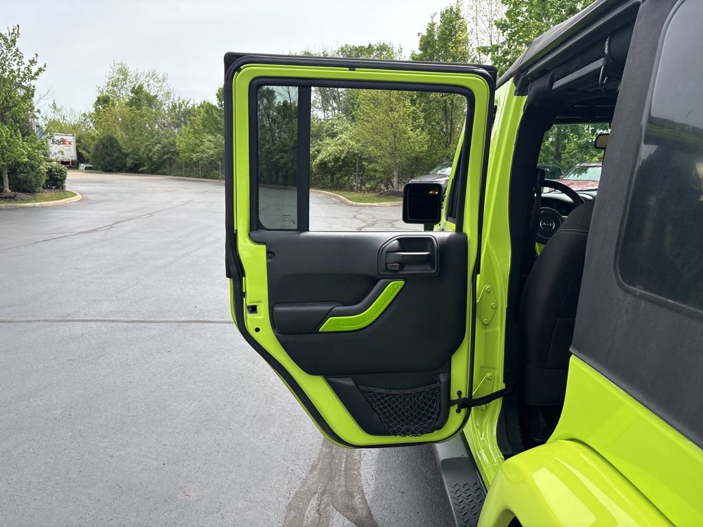 Used 2016 Jeep Wrangler Unlimited Sahara w/ Connectivity Group AWD/4WD image 26