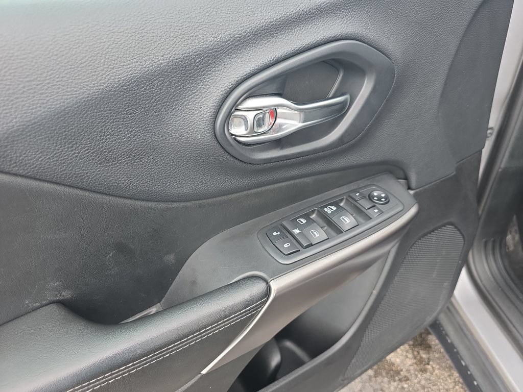 Used 2019 Jeep Cherokee Latitude w/ Cold Weather Group AWD/4WD image 20