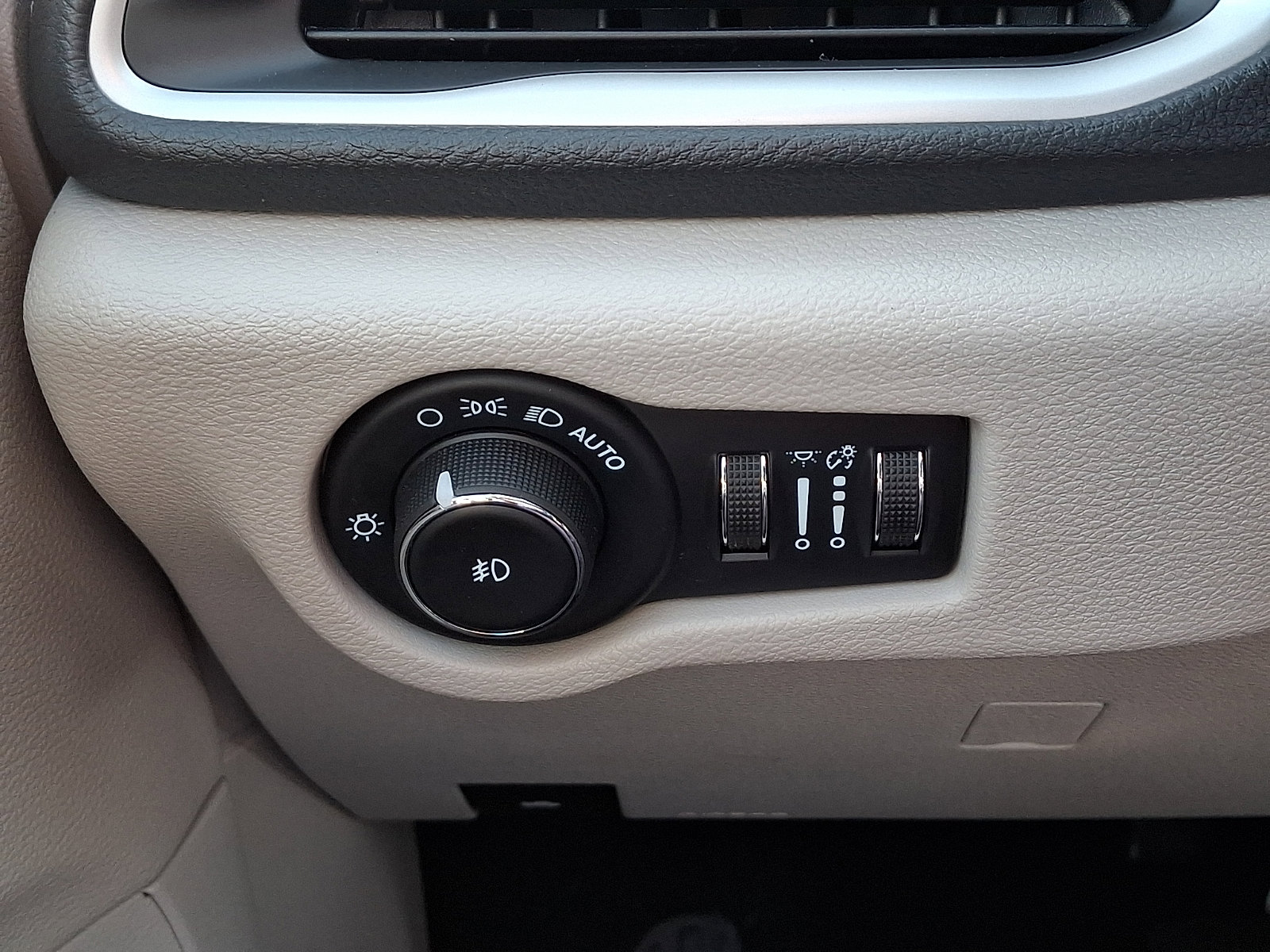 Used 2023 Chrysler Pacifica Touring-L image 23