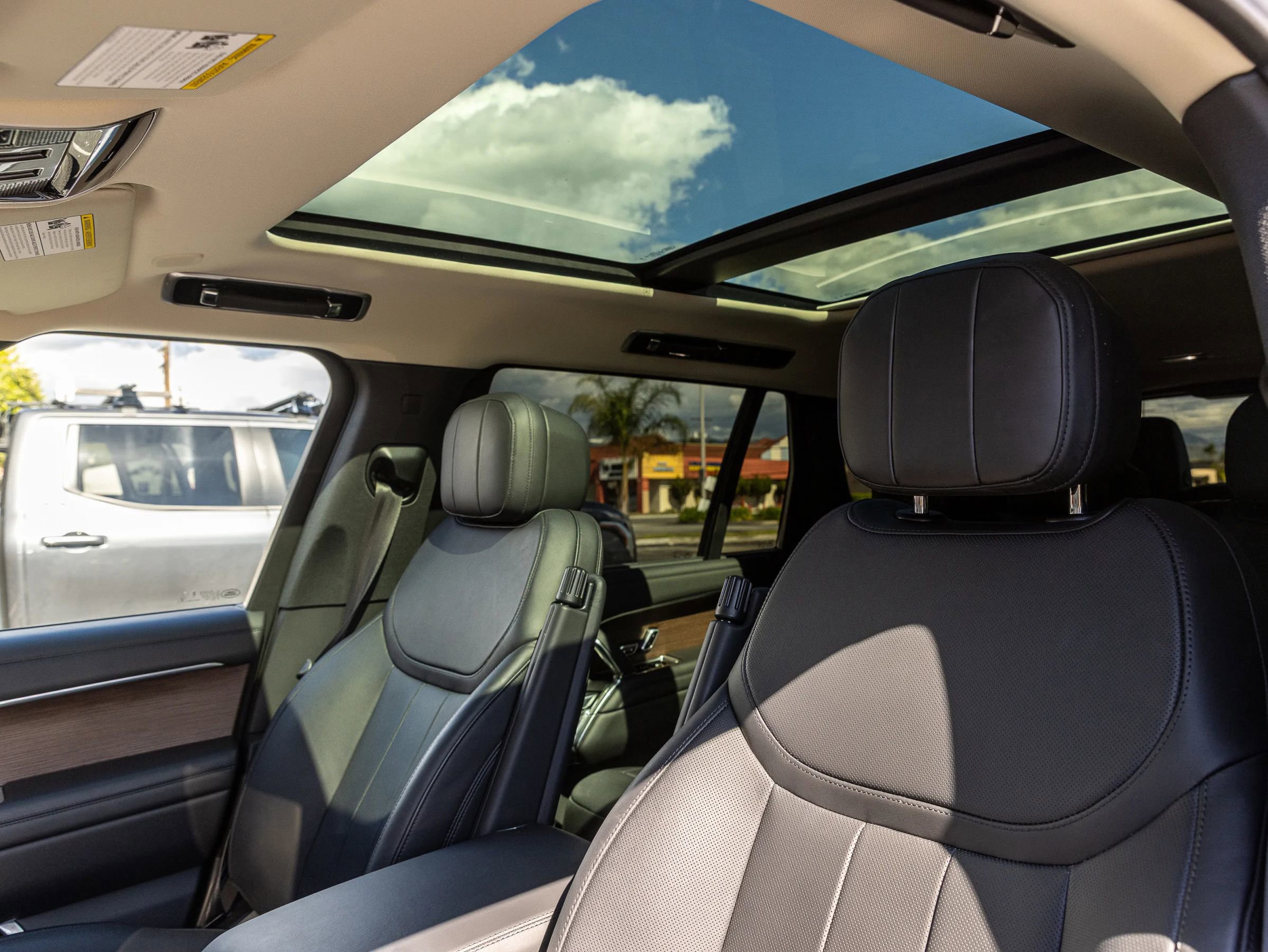 Used 2025 Land Rover Range Rover Long Wheelbase SE image 25