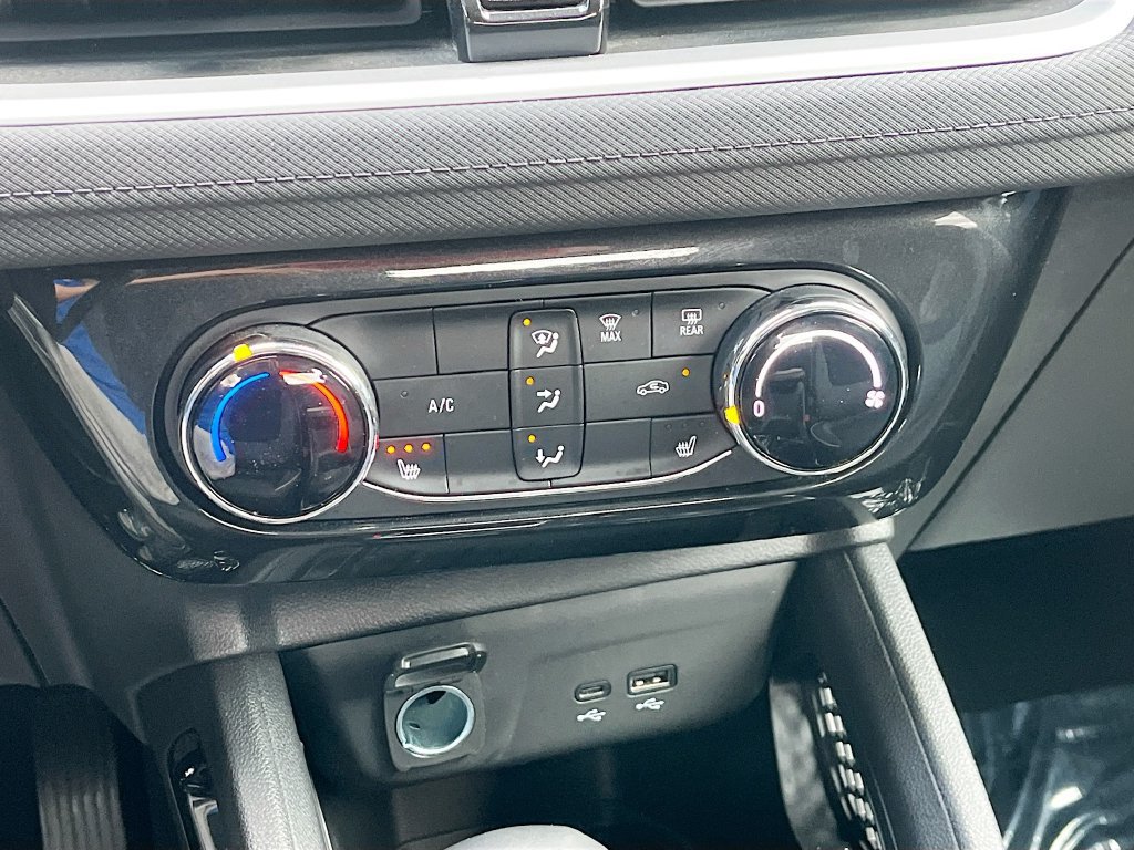 Used 2025 Chevrolet TrailBlazer LT w/ LT Cold Weather Package FWD image 19