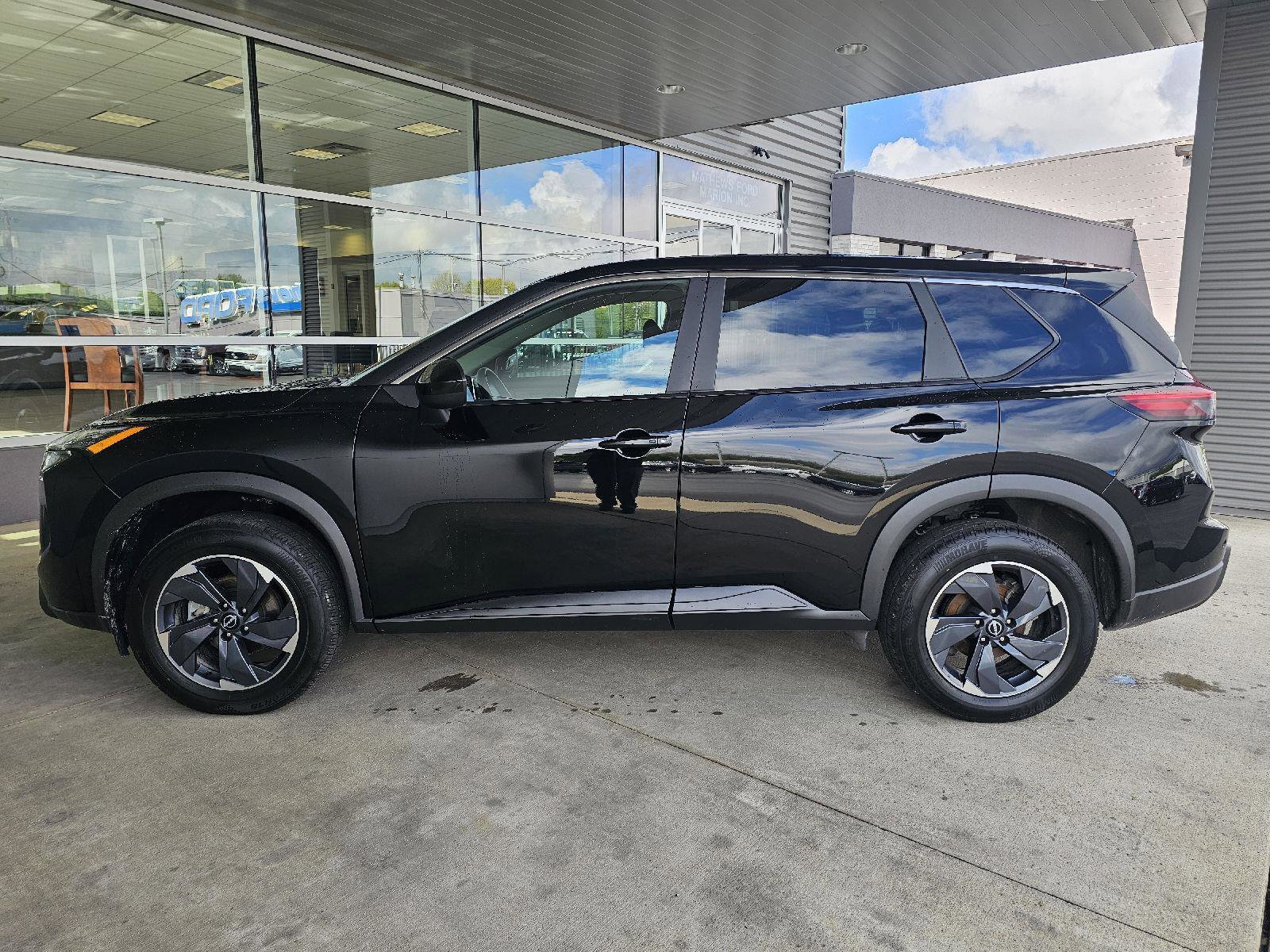 Used 2024 Nissan Rogue SV FWD image 2