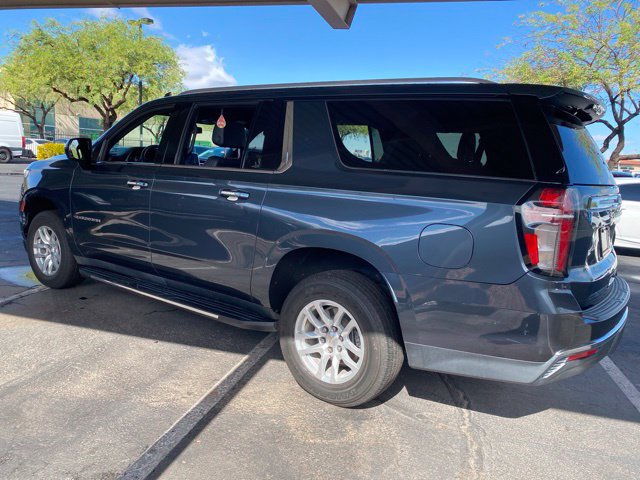 Used 2021 Chevrolet Suburban LT RWD image 2