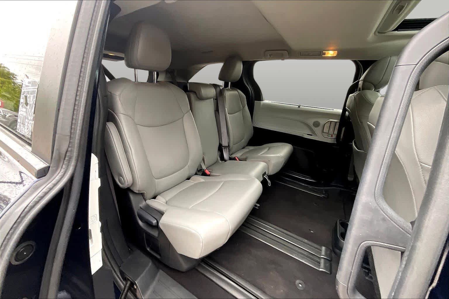 Used 2025 Toyota Sienna XLE FWD image 19