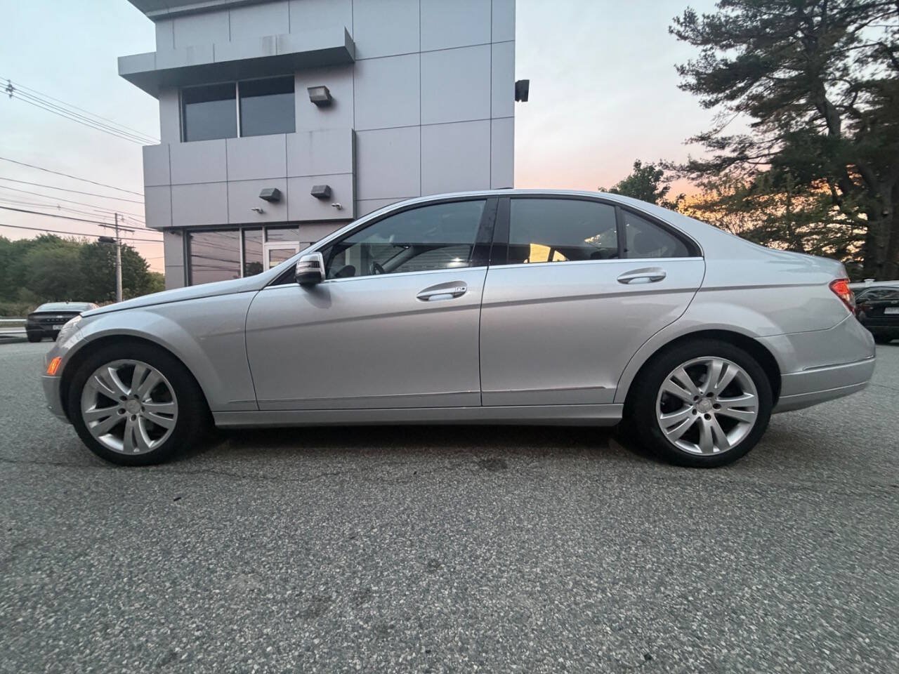 Used 2011 Mercedes-Benz C 300 4MATIC Sedan image 4