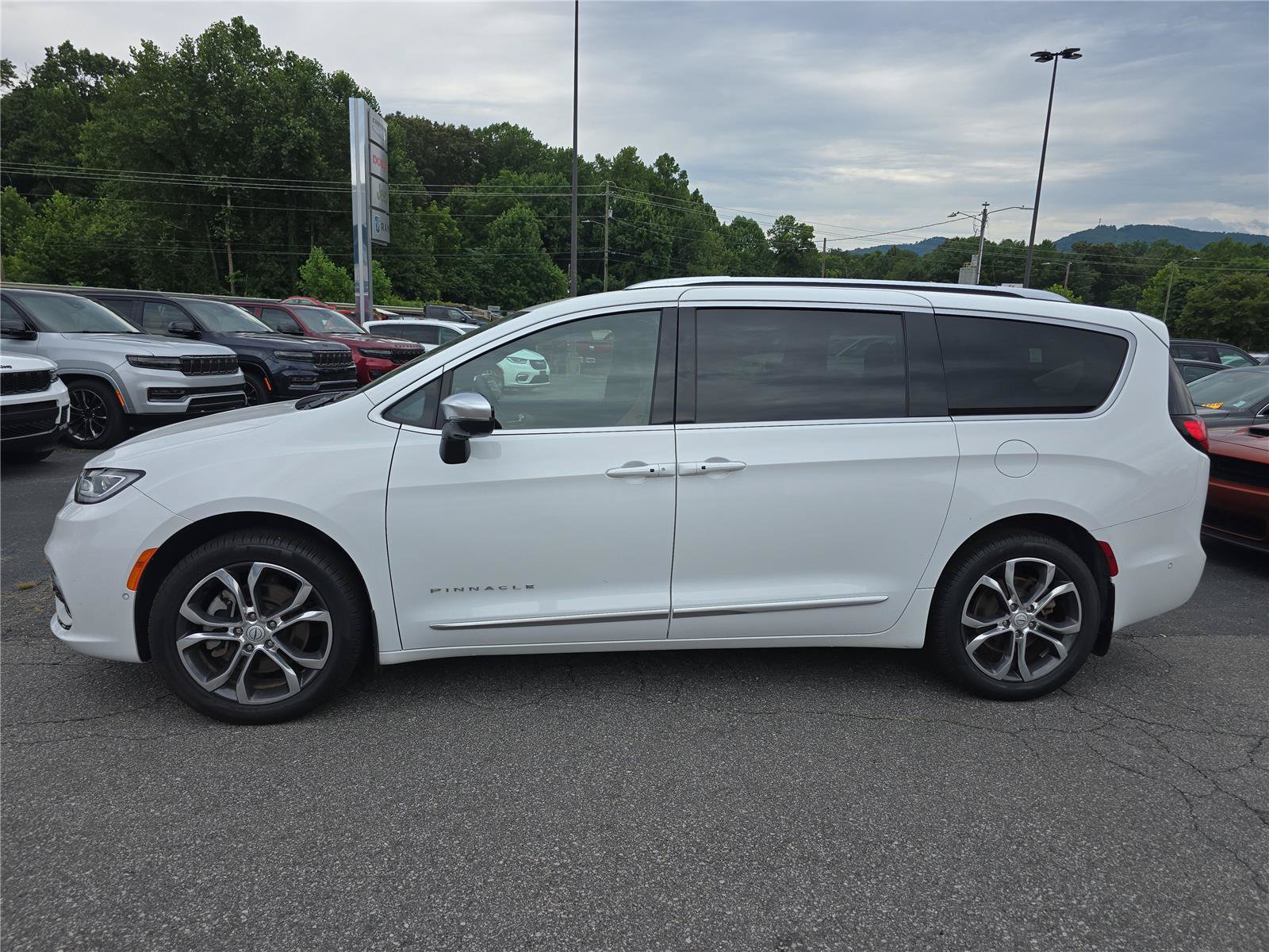 Used 2025 Chrysler Pacifica Pinnacle w/ Trailer Tow Group AWD/4WD image 6