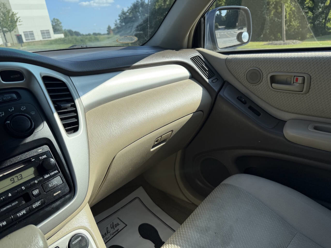 Used 2005 Toyota Highlander 2WD w/ 3rd Row image 16