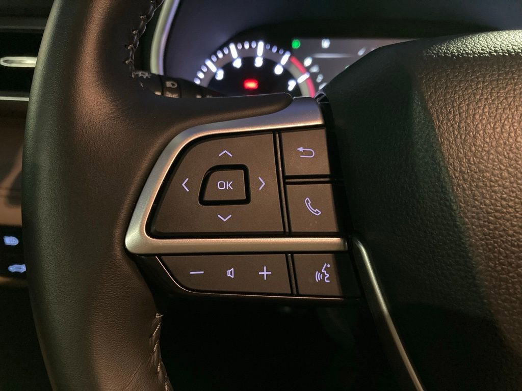 Certified 2025 Toyota Highlander XLE image 17