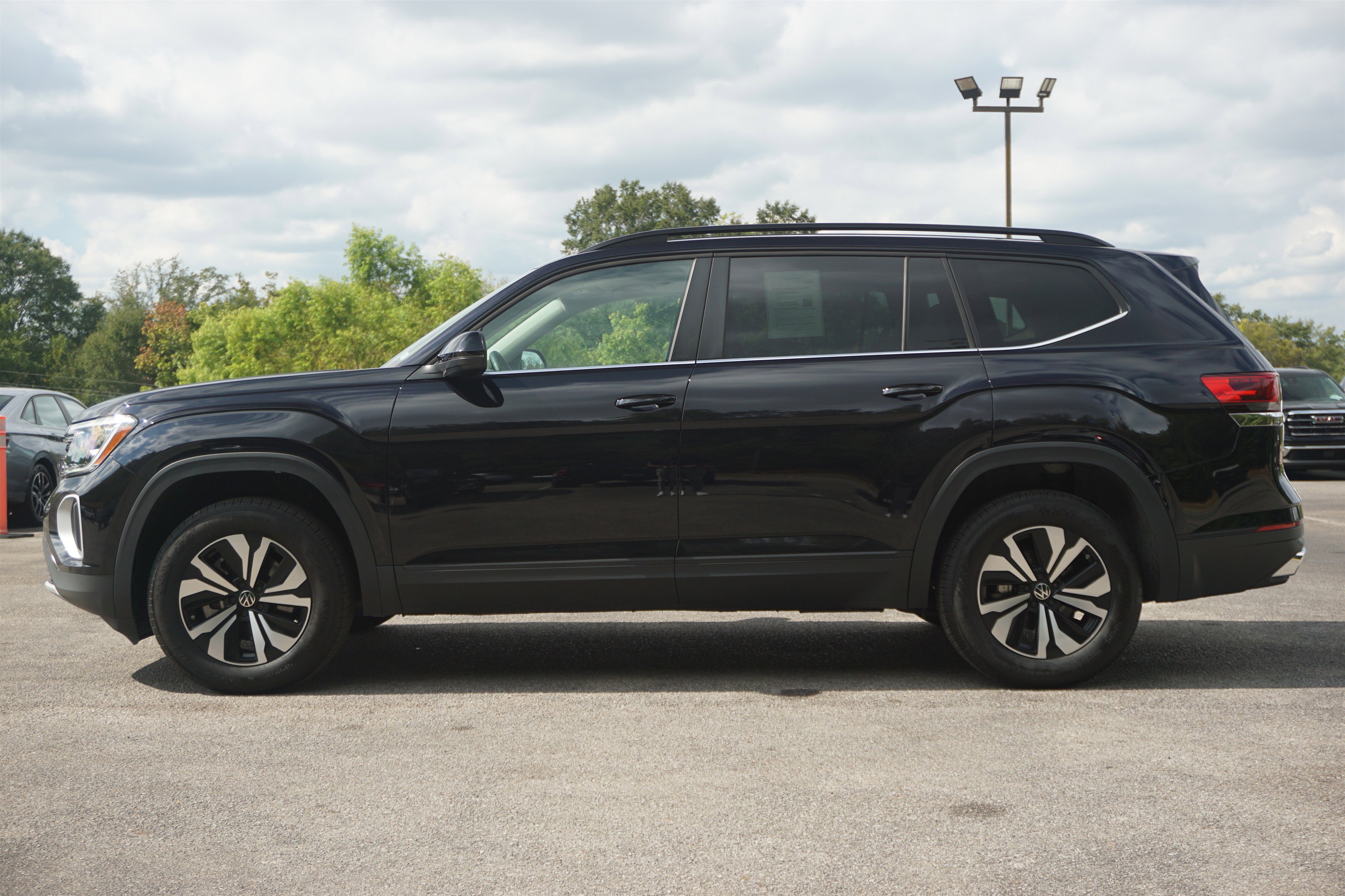 Used 2025 Volkswagen Atlas SE image 6