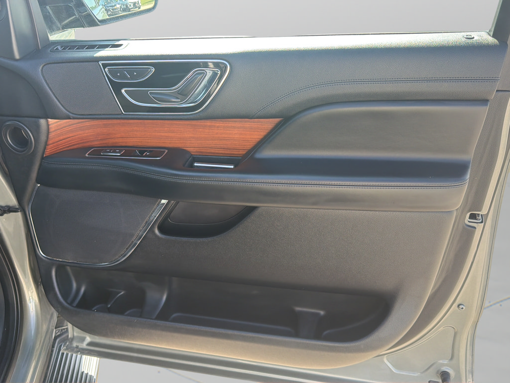 Used 2019 Lincoln Navigator Premiere AWD/4WD image 9