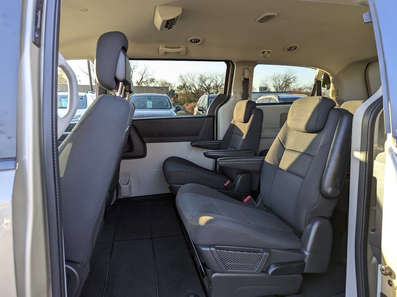 Used 2010 Dodge Grand Caravan SE image 14