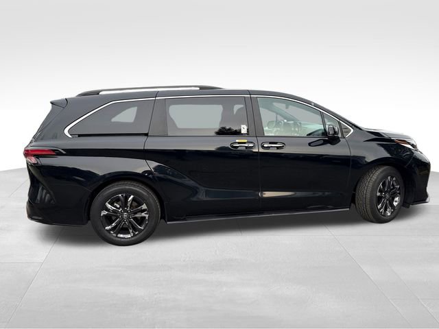 Used 2024 Toyota Sienna XSE image 9