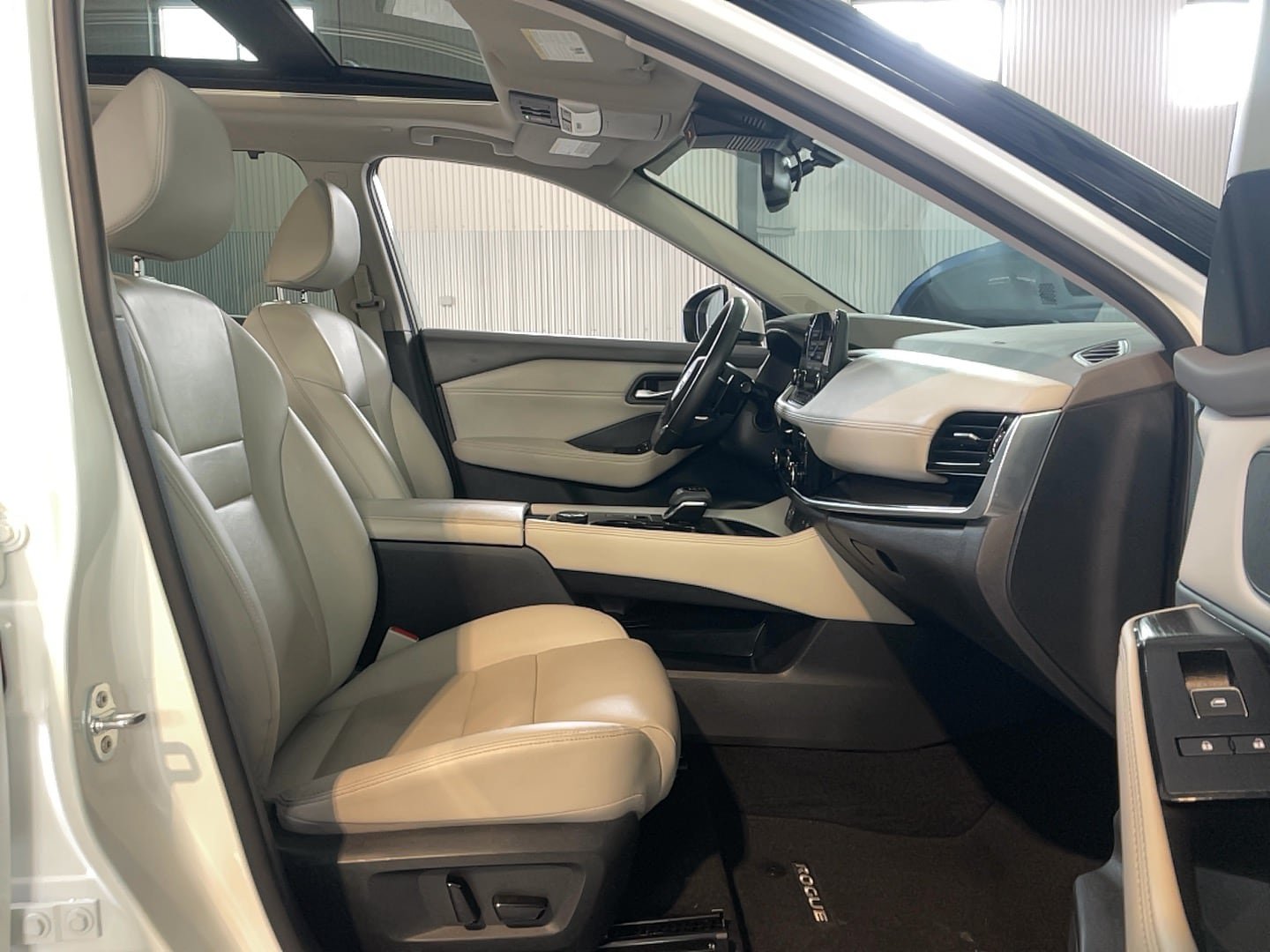Used 2023 Nissan Rogue SL w/ SL Premium Package AWD/4WD image 18